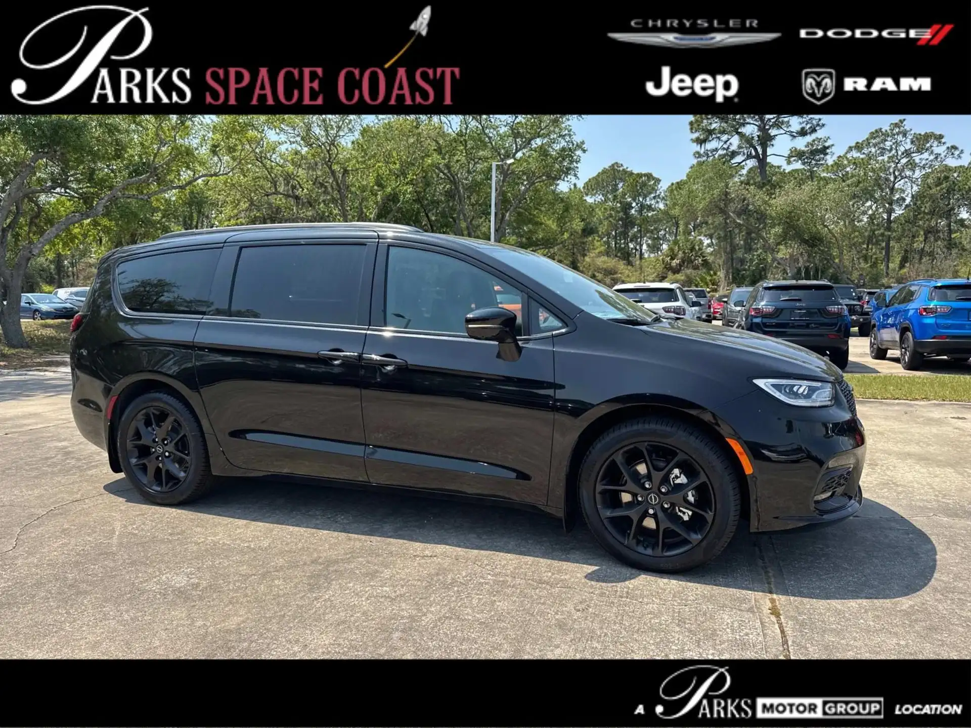 2026 Chrysler Pacifica Select's photo