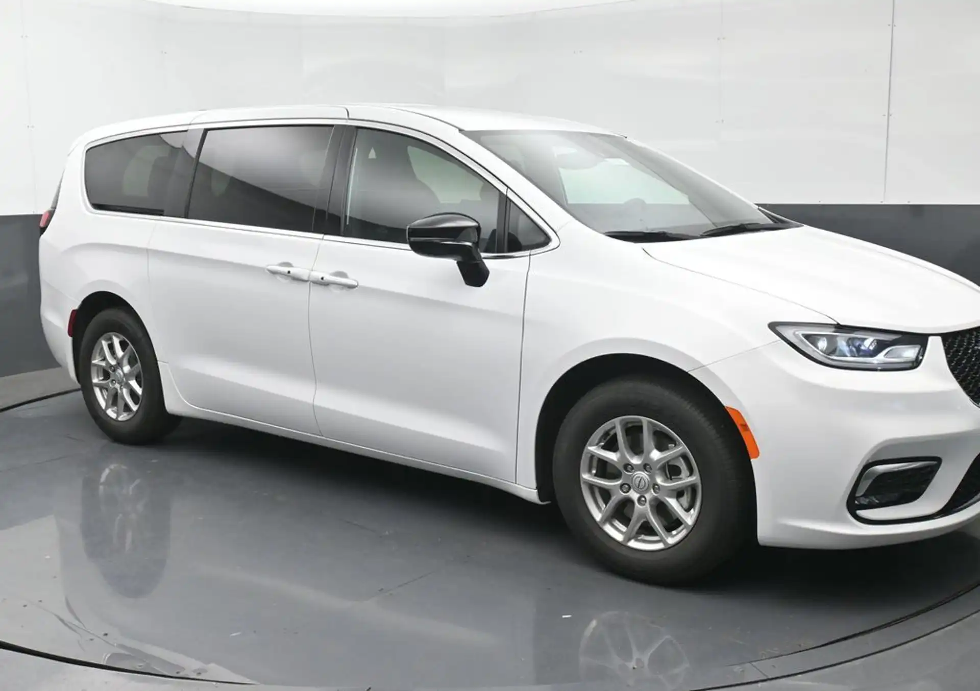 2026 Chrysler Pacifica Select's photo