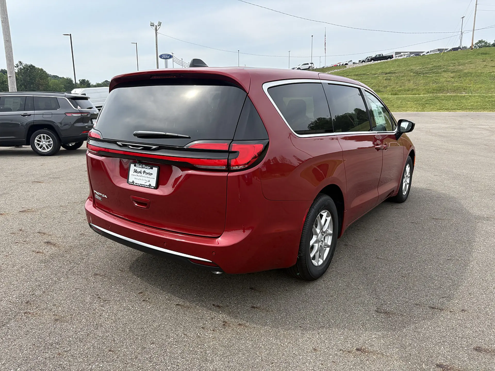 2027 Chrysler Pacifica Select photo 5