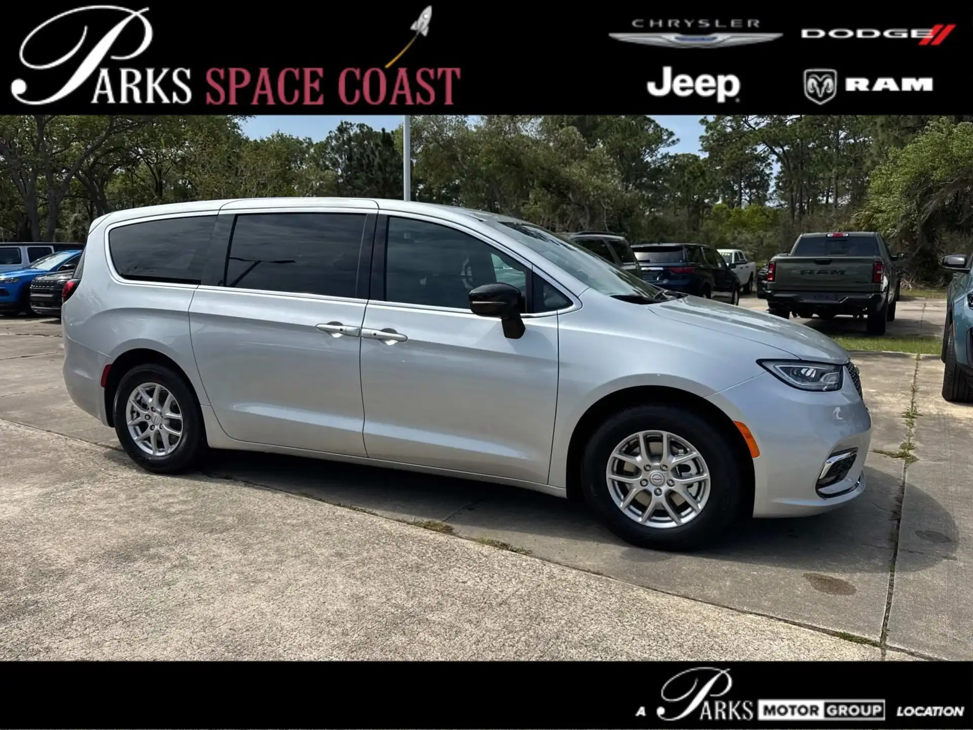 2026 Chrysler Pacifica Select's photo