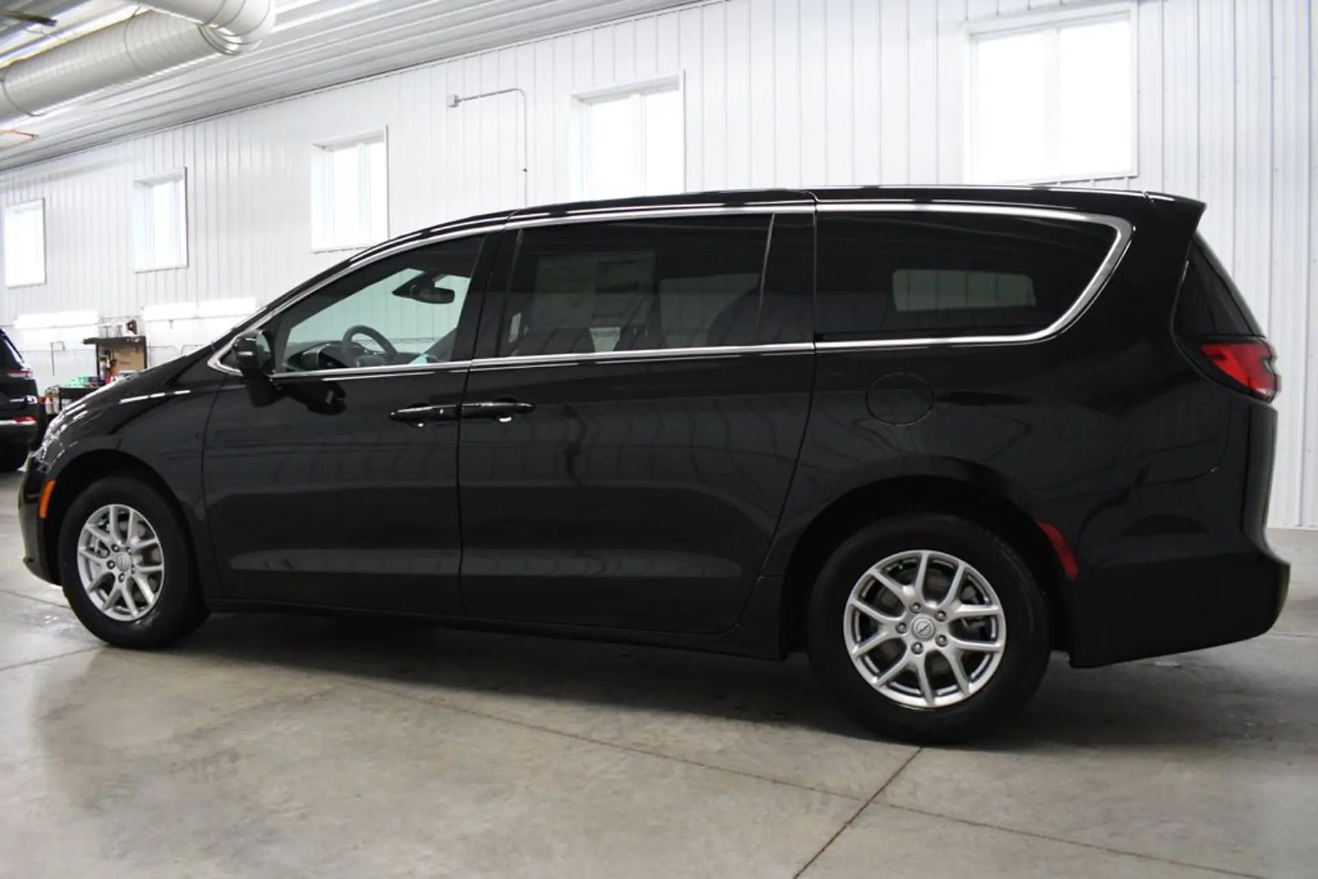 2026 Chrysler Pacifica Select photo 4