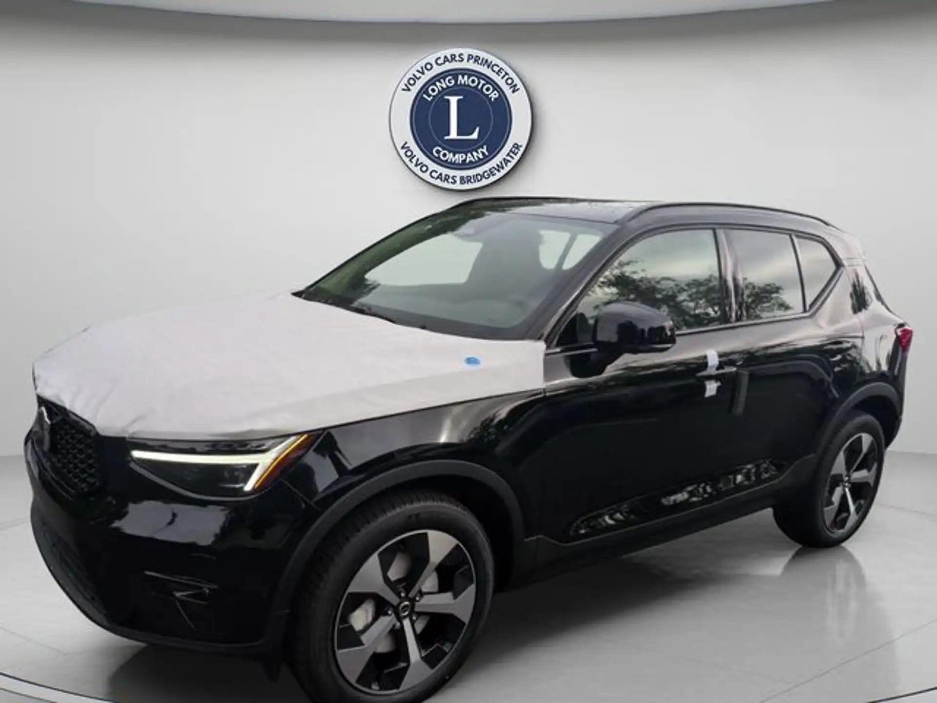2026 Volvo XC40 B5 Plus Dark AWD's photo