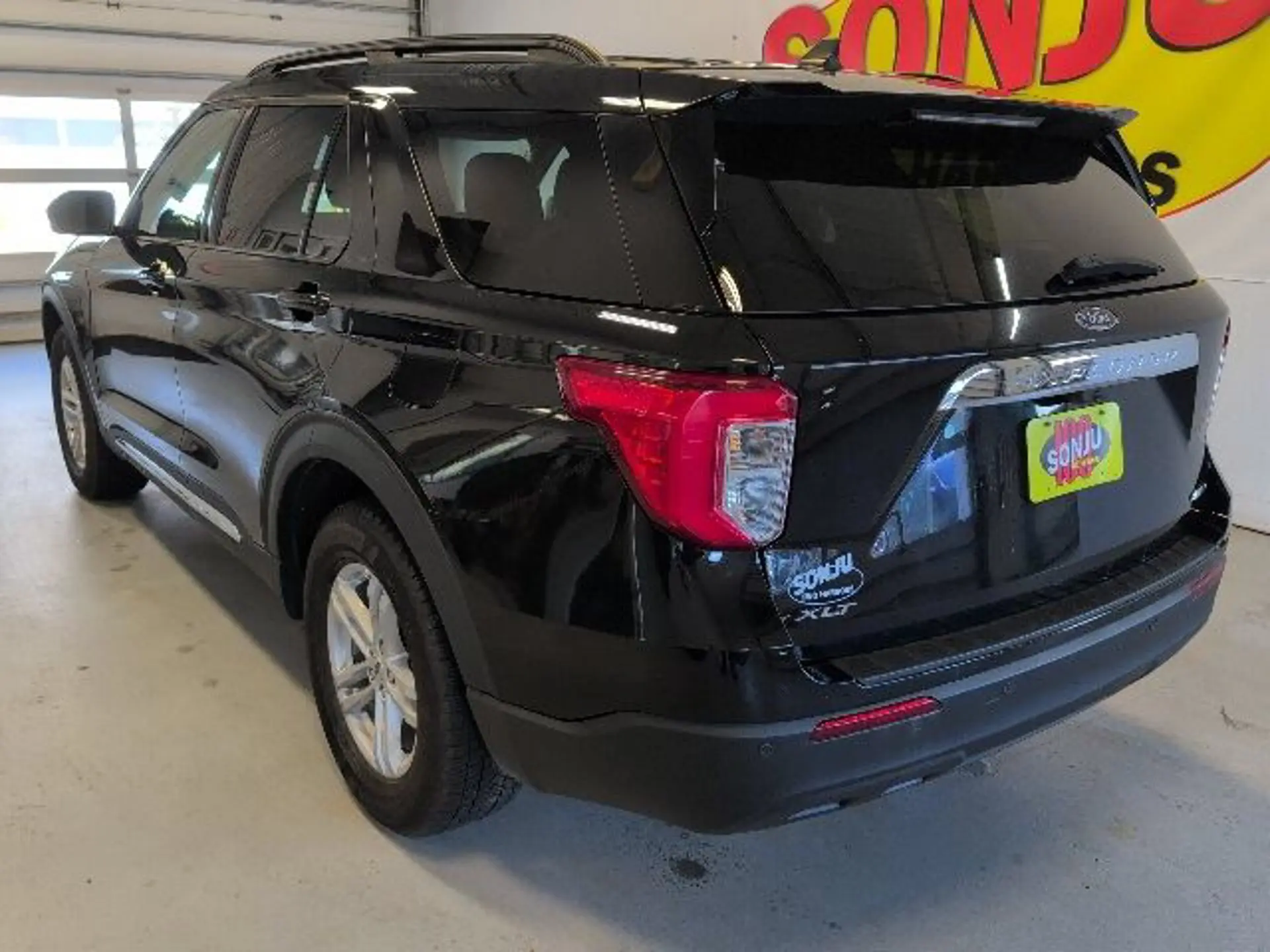 2023 Ford Explorer XLT 4WD photo 3