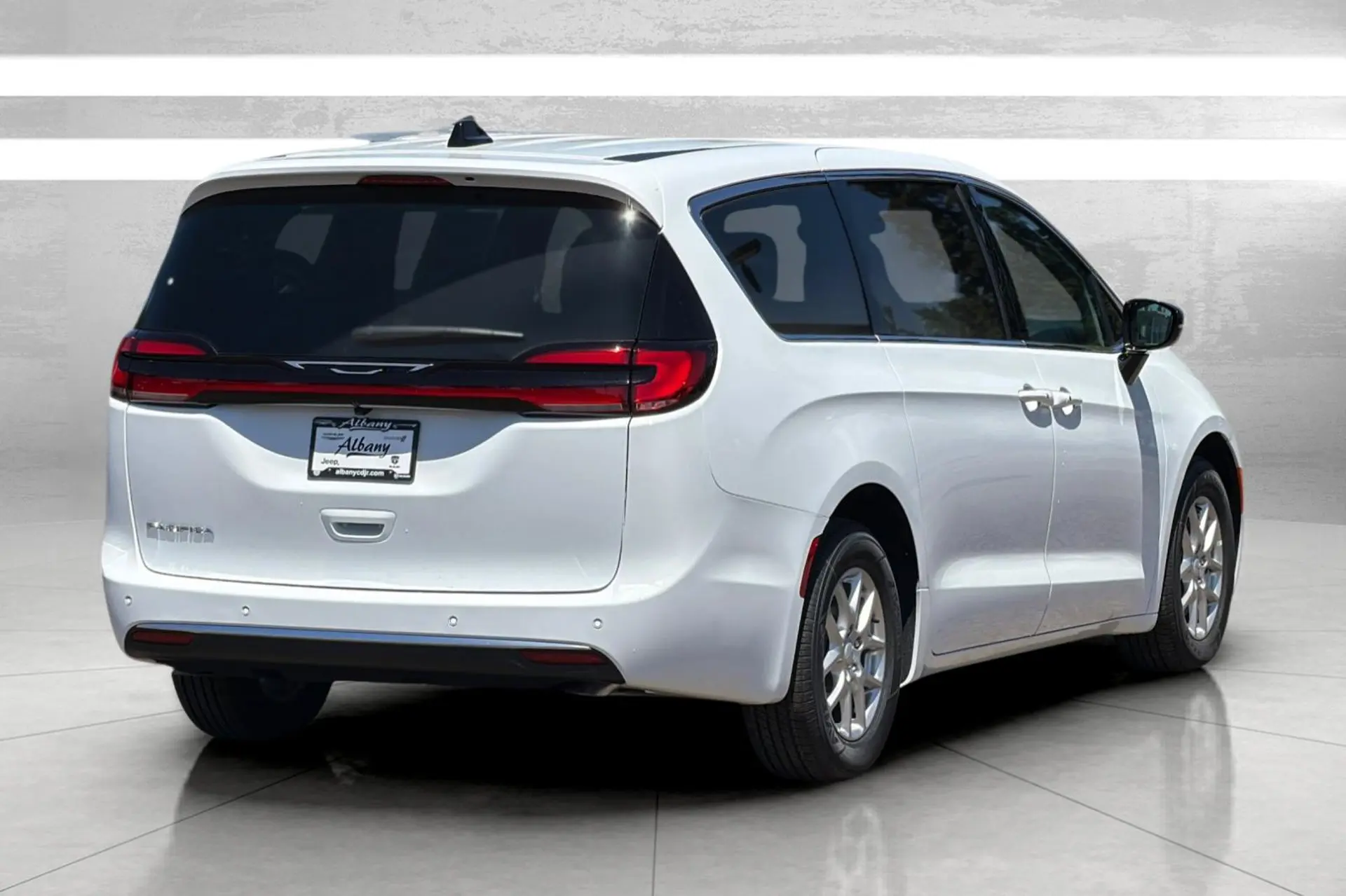 2027 Chrysler Pacifica Select photo 4