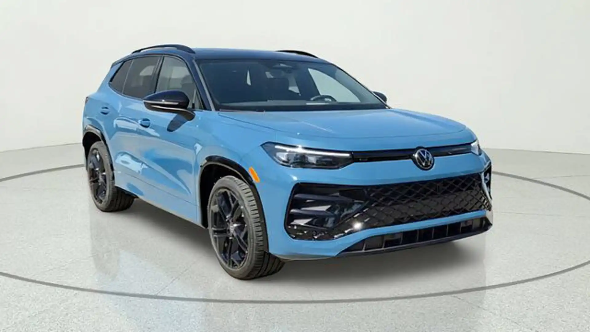 2026 Volkswagen Tiguan 2.0T SE R-Line Black's photo