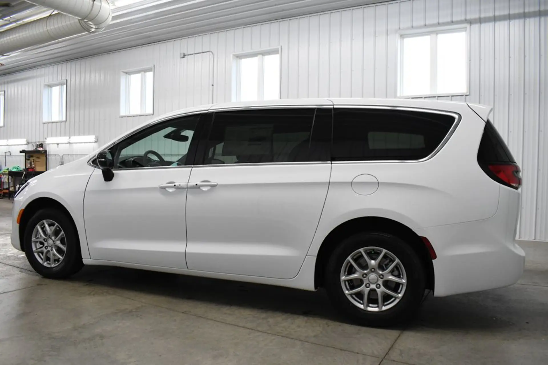 2027 Chrysler Pacifica Select photo 4