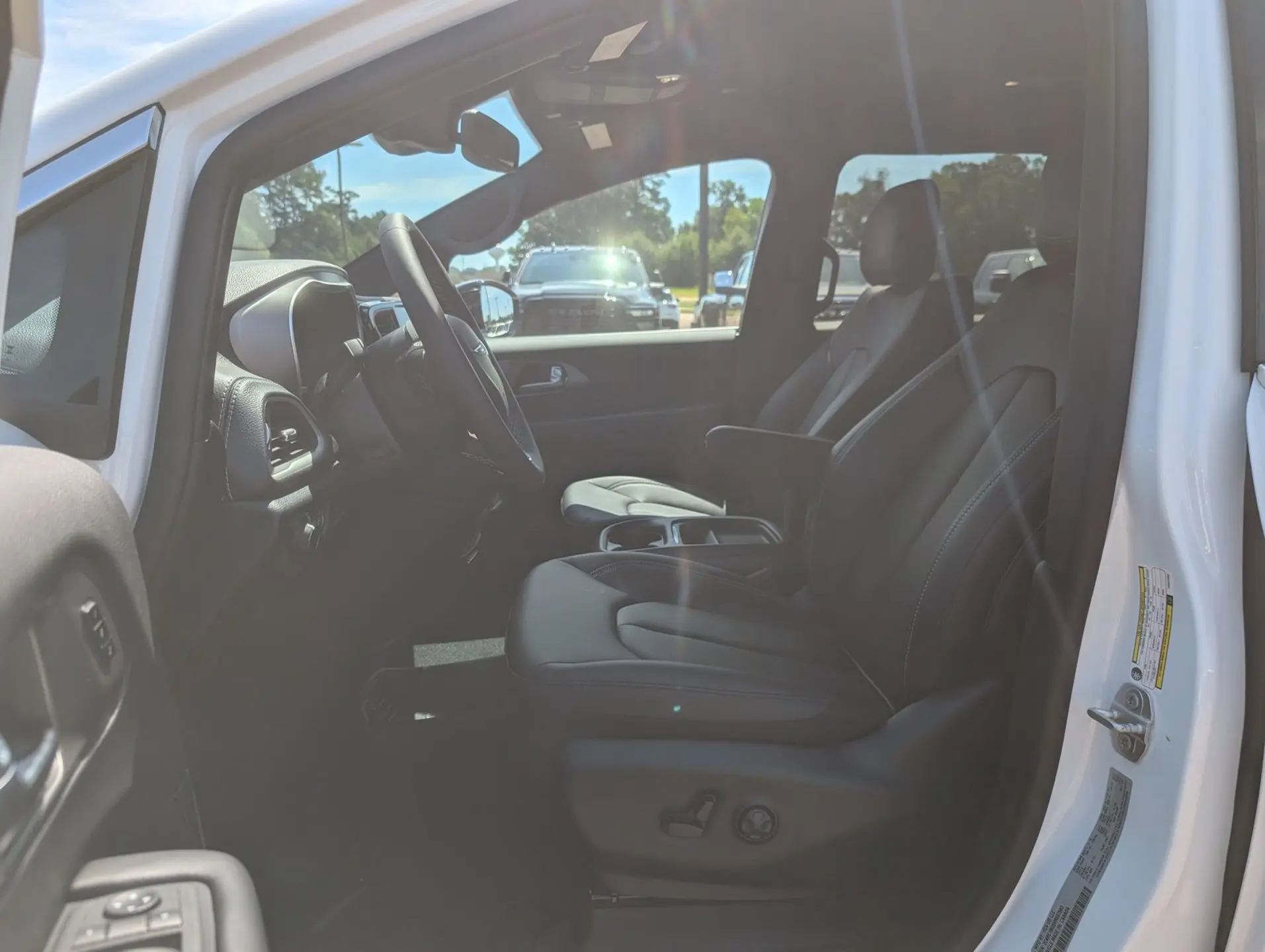 2027 Chrysler Pacifica Select photo 5