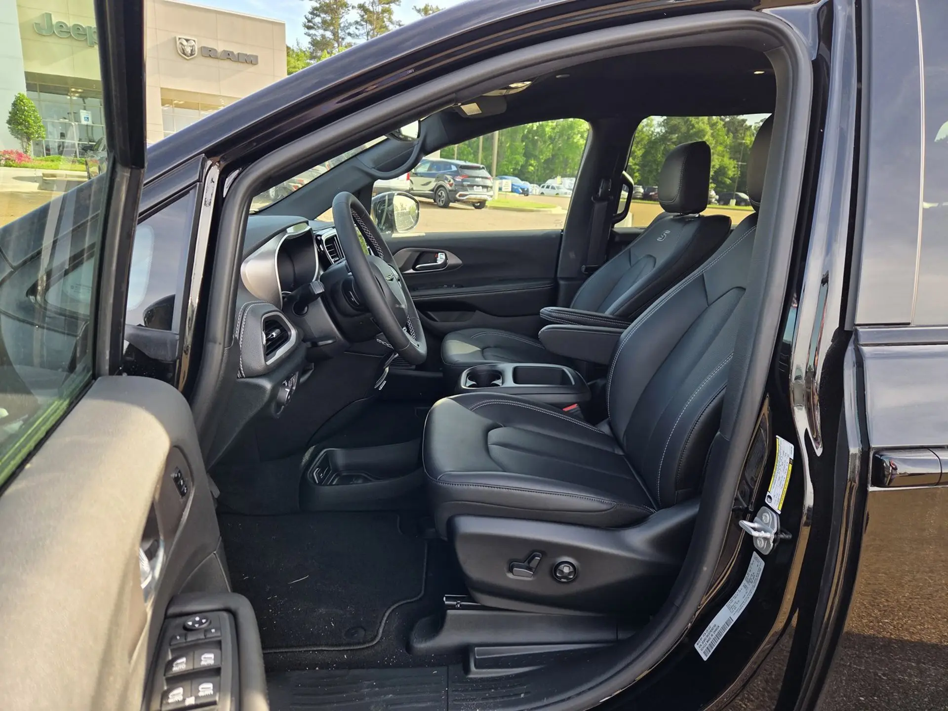2026 Chrysler Pacifica Select photo 4