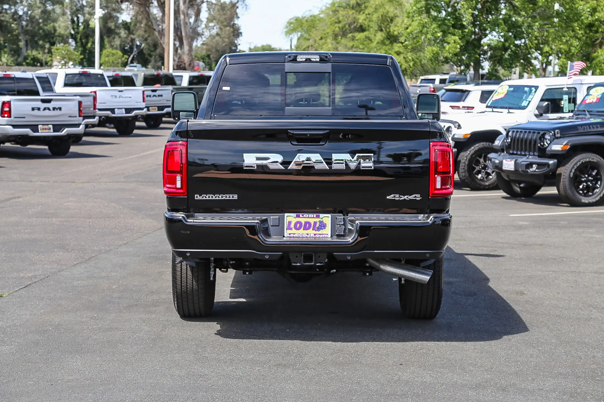 2026 RAM 2500 Laramie 4X4 Crew Cab SWB photo 3