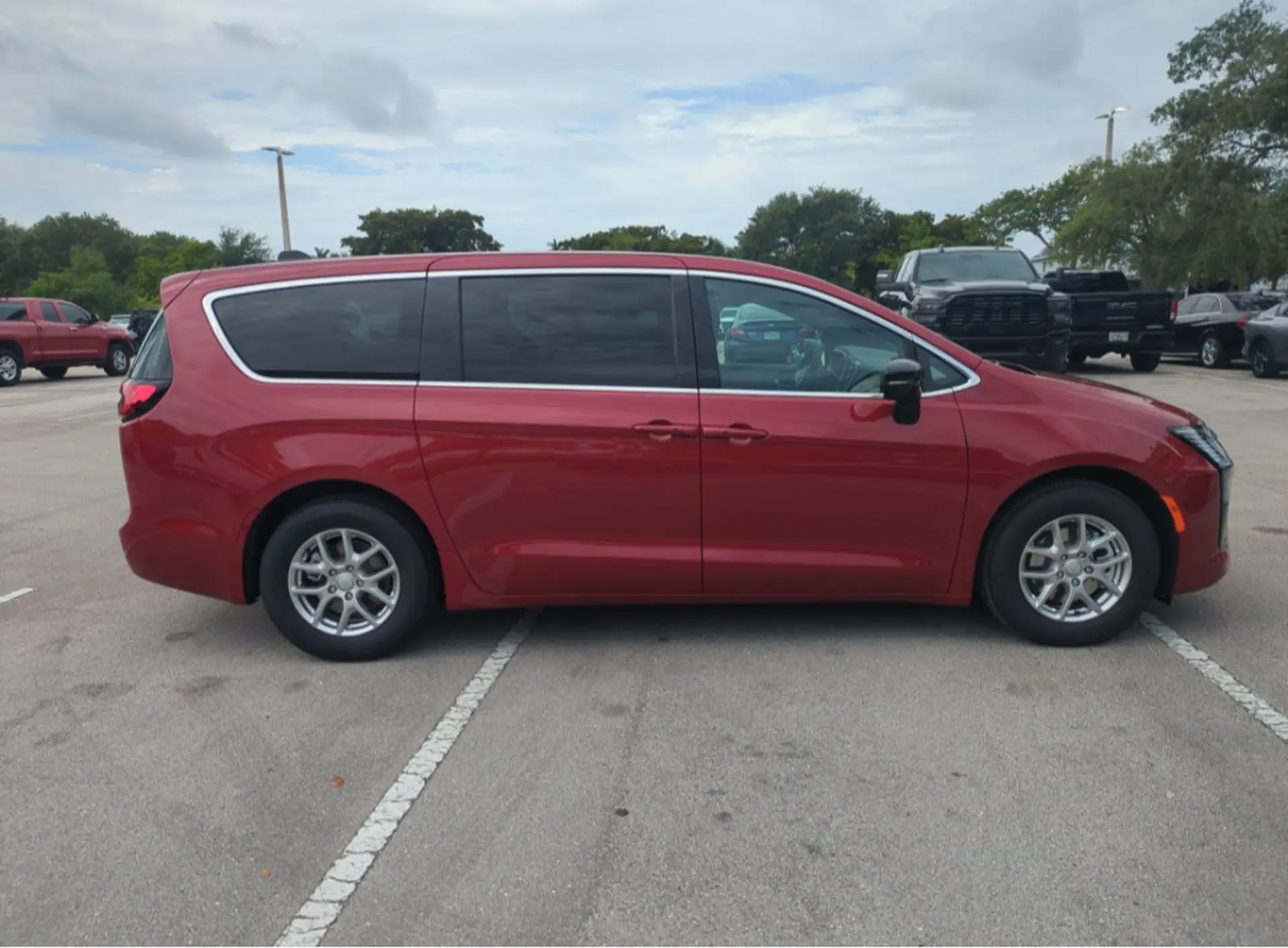 2027 Chrysler Pacifica Select photo 4