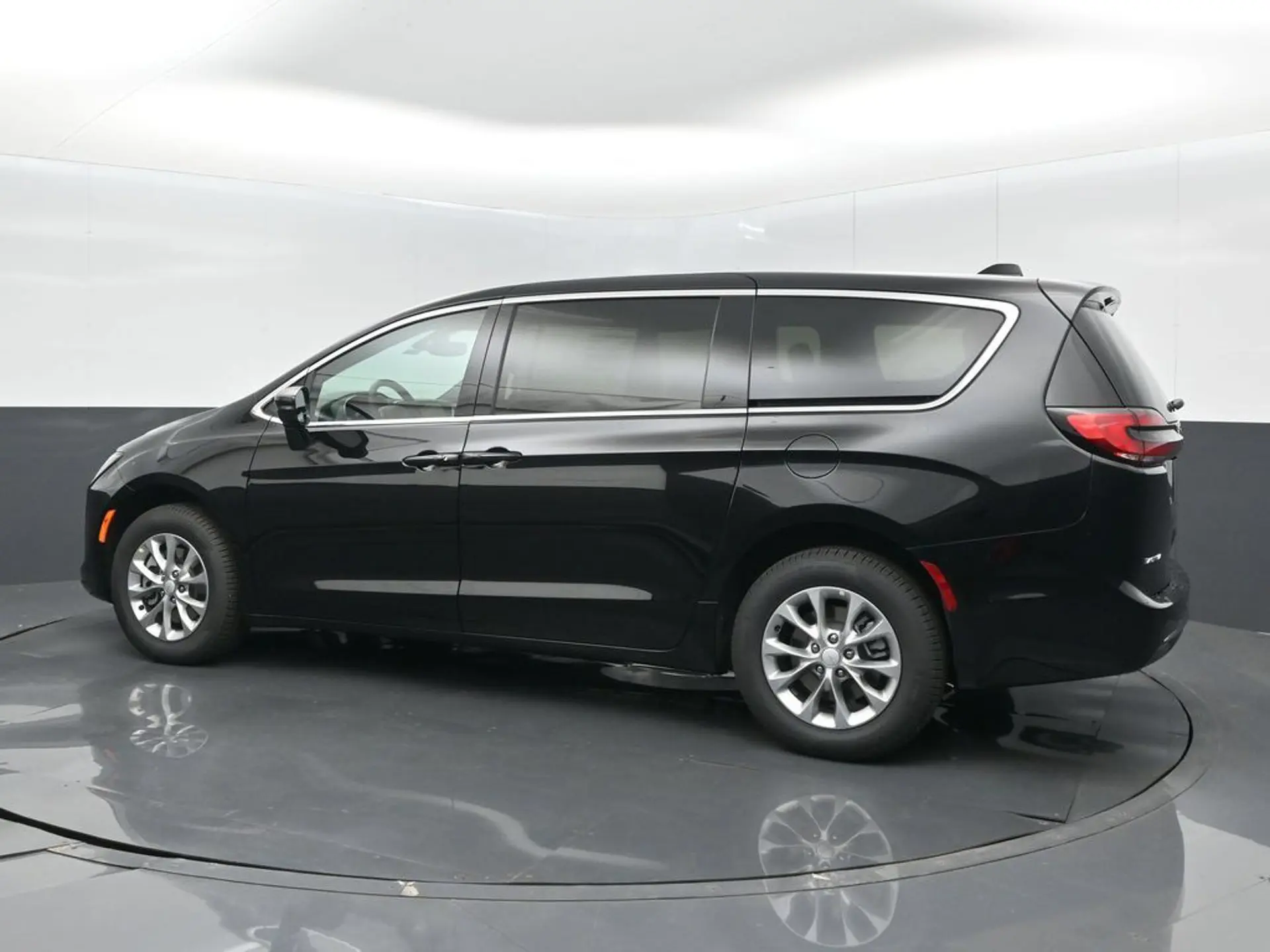 2027 Chrysler Pacifica Select AWD photo 4