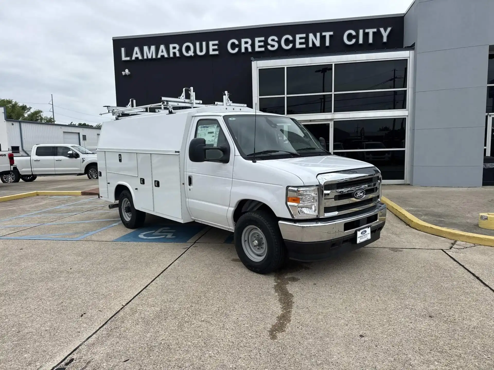 2026 Ford E-Series SRW E-350 Super Duty 138 in WB's photo