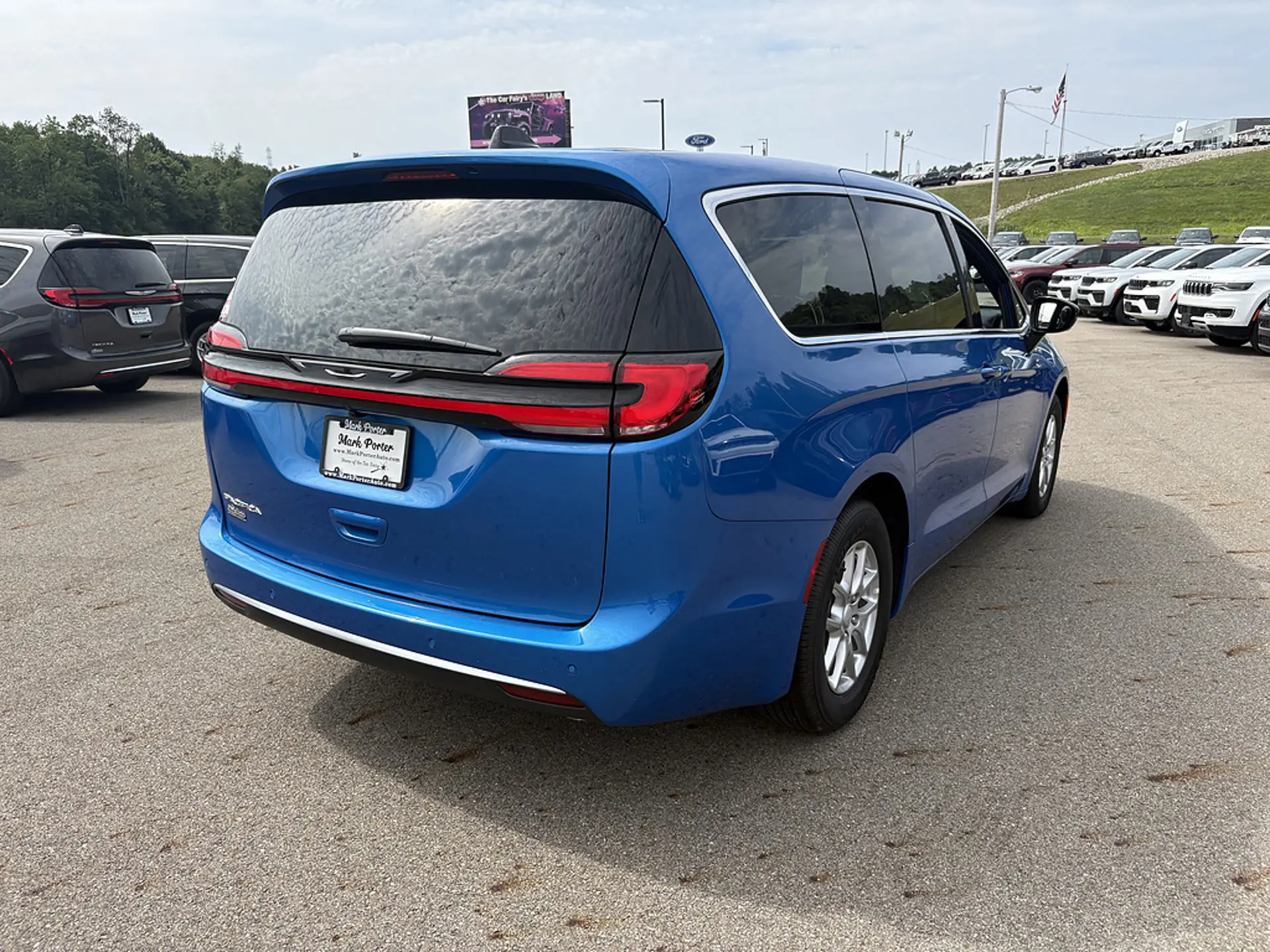 2027 Chrysler Pacifica Select photo 5