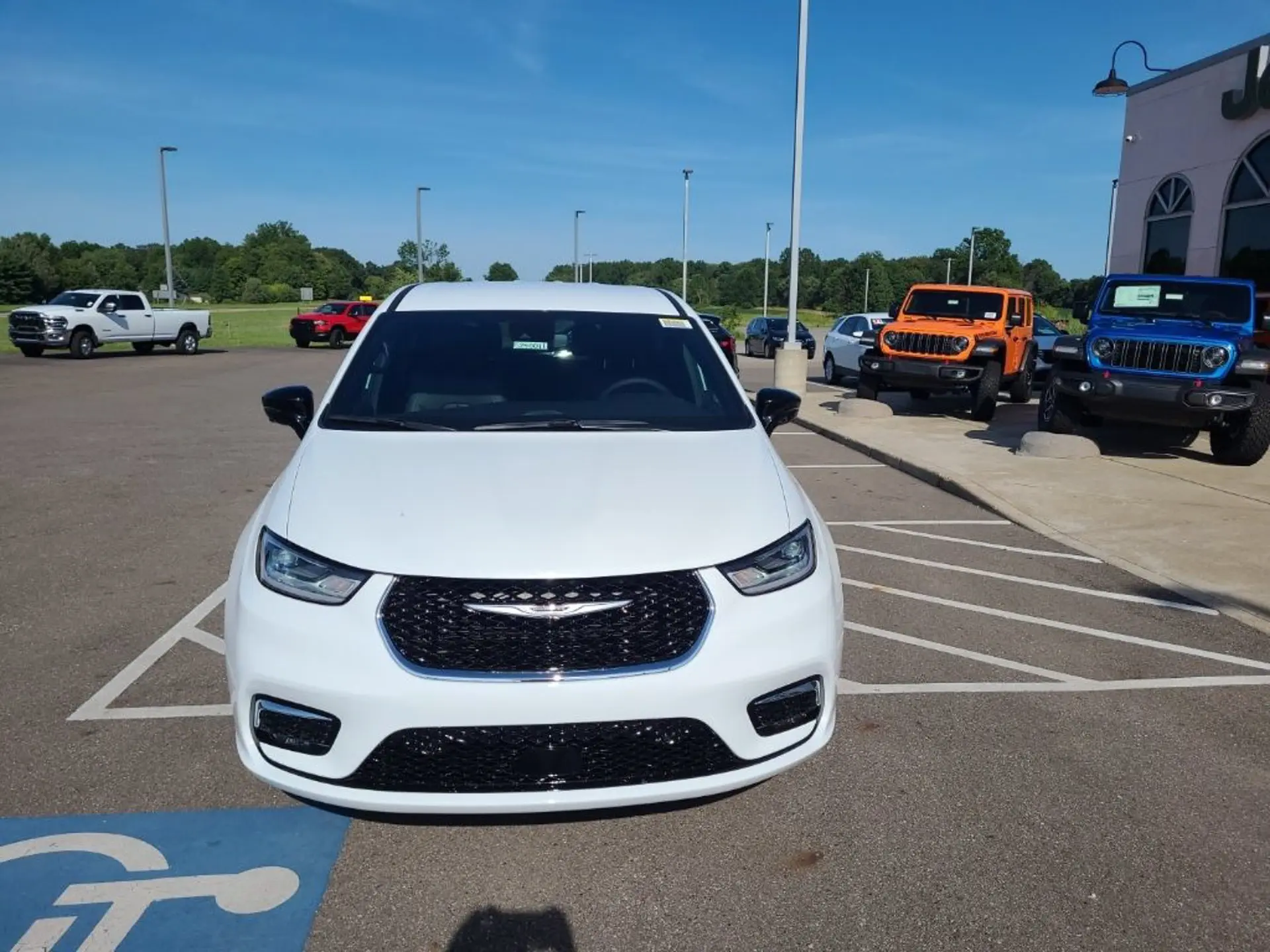 2025 Chrysler Pacifica Select photo 3