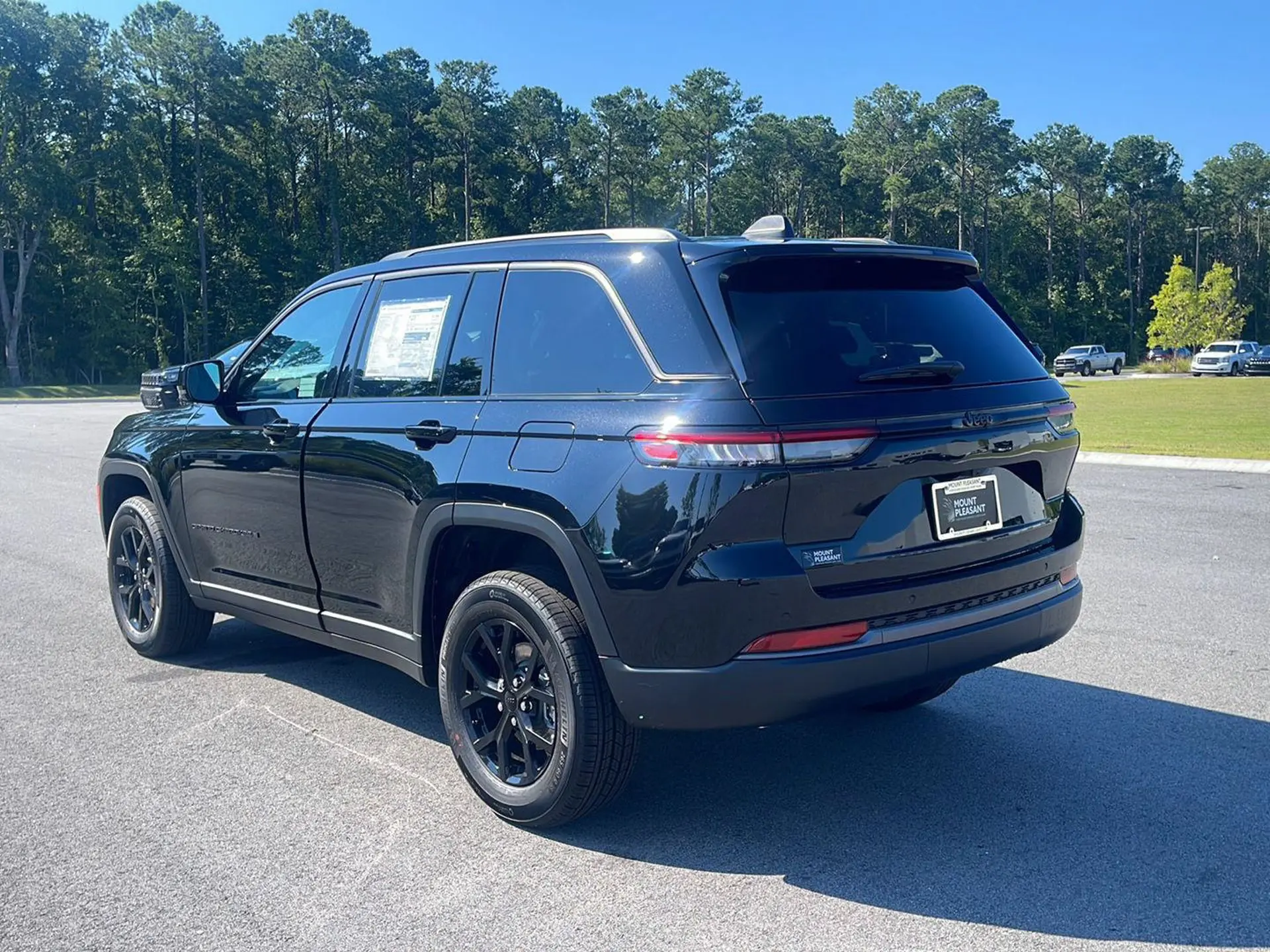 2026 Jeep Grand Cherokee Laredo Altitude photo 5