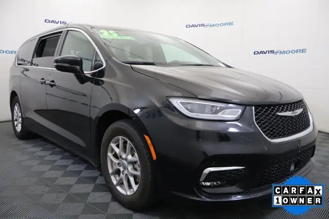 2025 Chrysler Pacifica Select photo 3