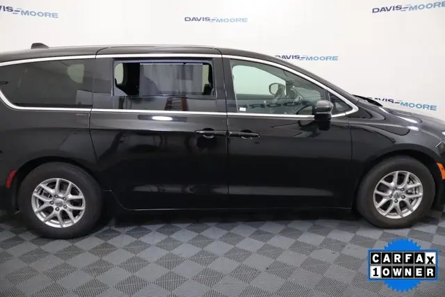 2025 Chrysler Pacifica Select photo 5