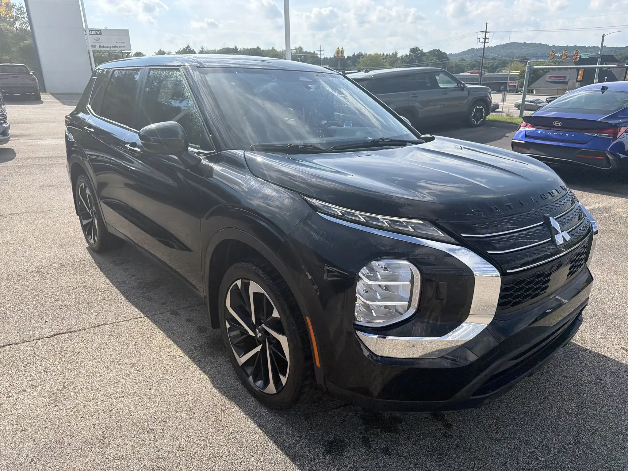 2022 Mitsubishi Outlander ES S-AWC's photo