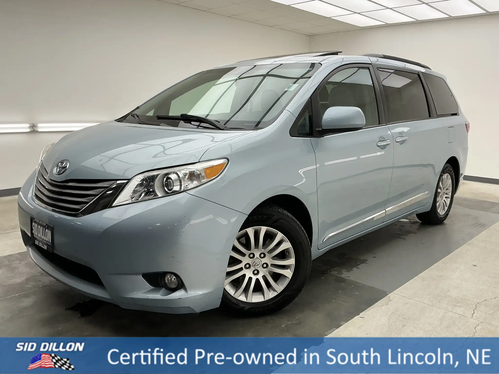 2017 Toyota Sienna XLE Premium V6 8-Passenger's photo