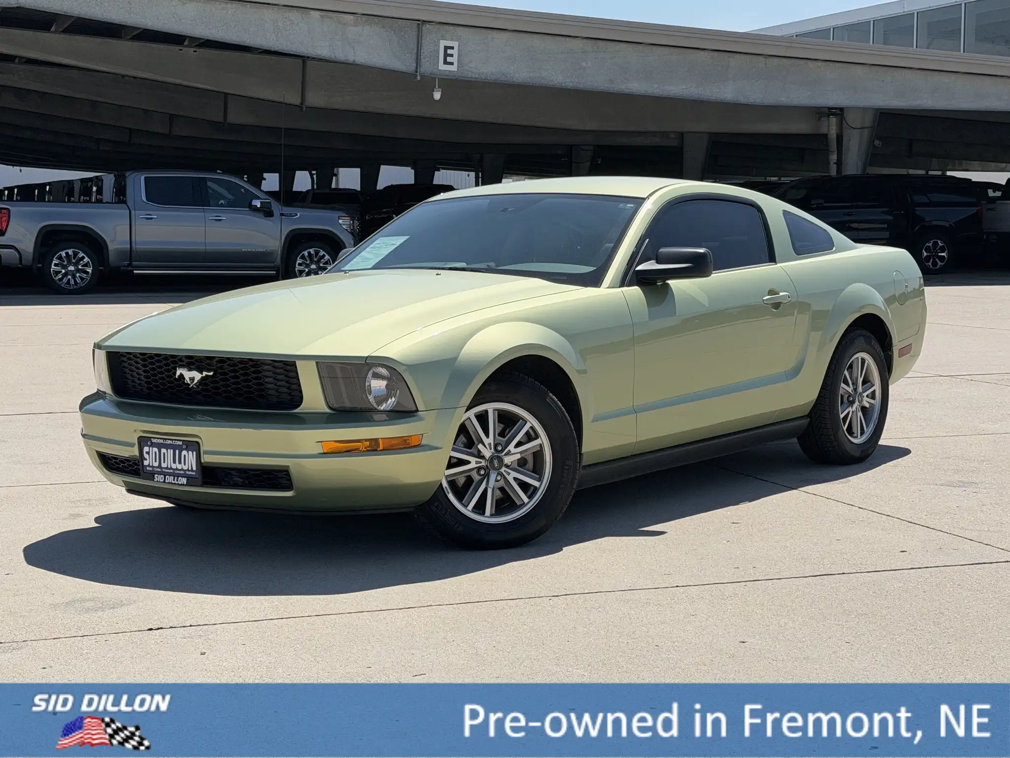2005 Ford Mustang V6 Deluxe's photo