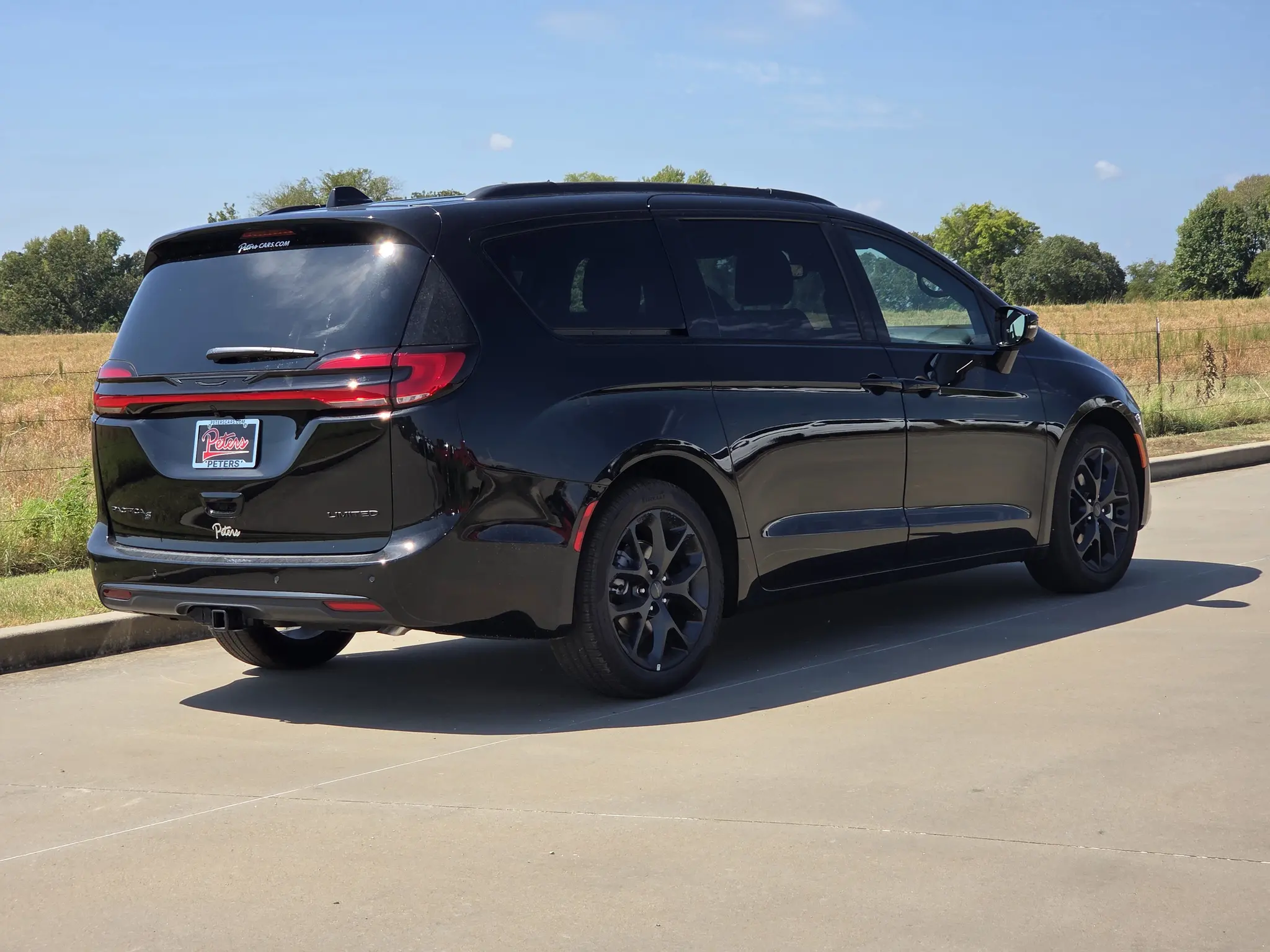 2027 Chrysler Pacifica Limited photo 3