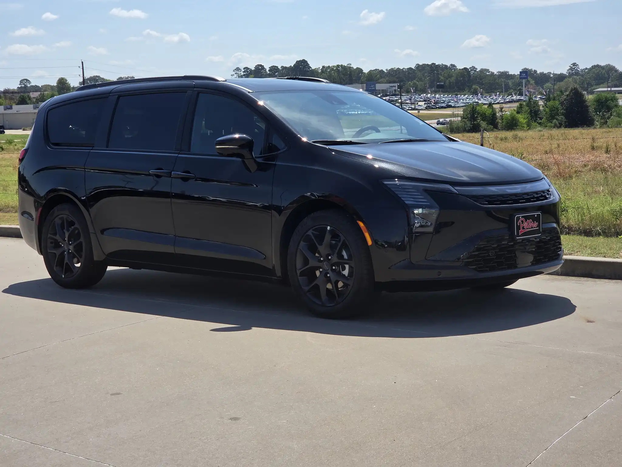 2027 Chrysler Pacifica Limited's photo