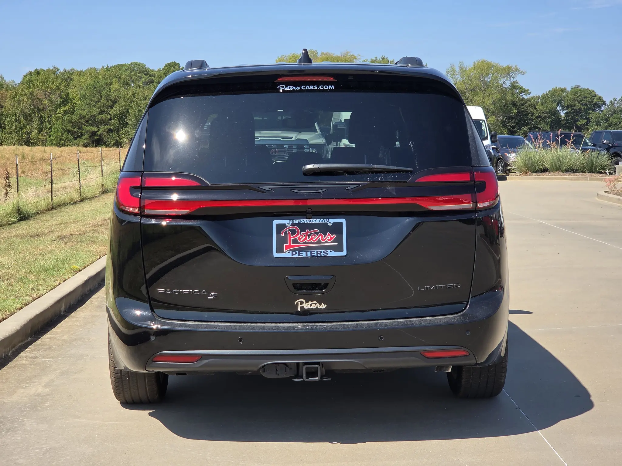 2027 Chrysler Pacifica Limited photo 4