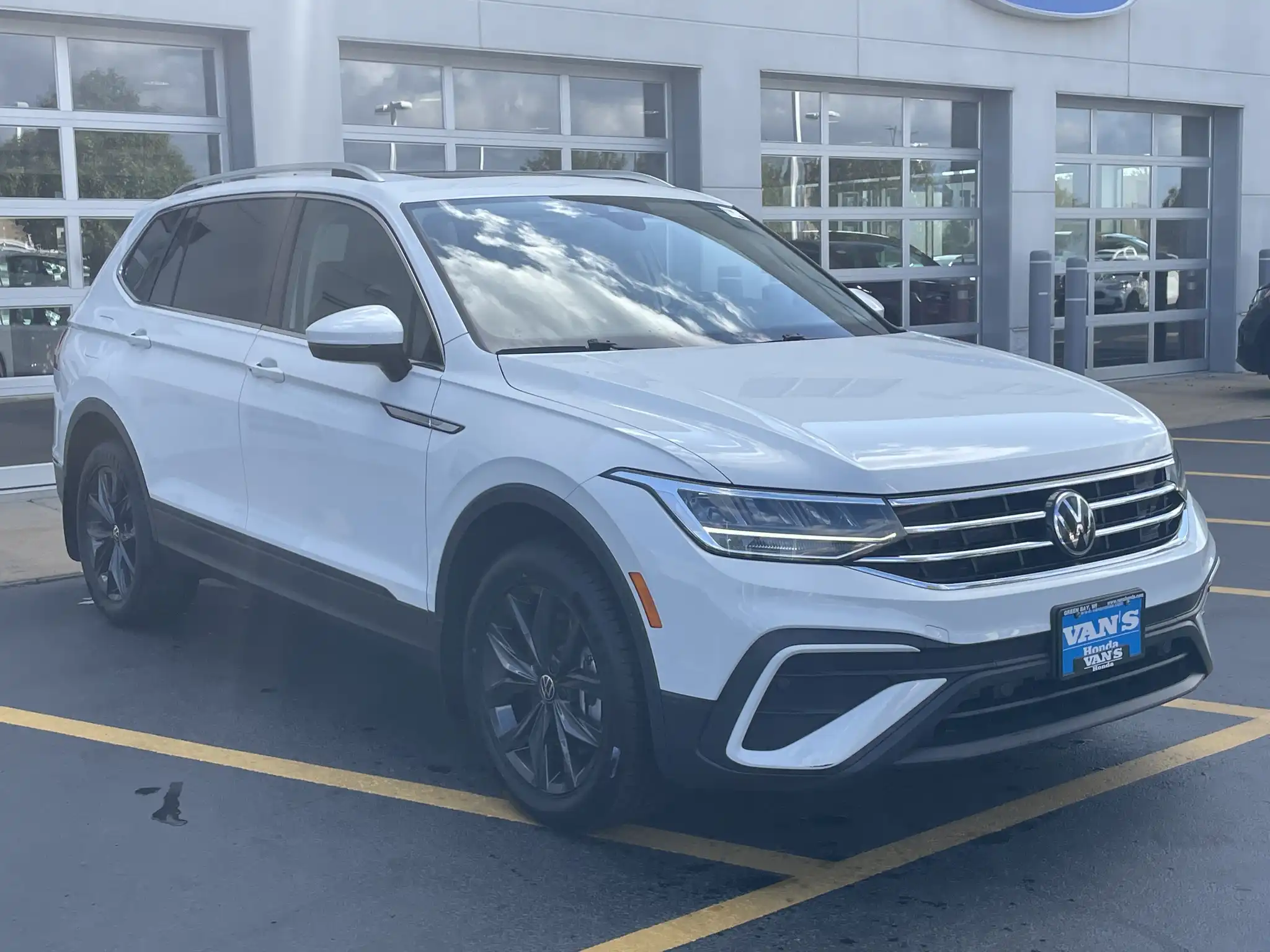 2024 Volkswagen Tiguan 2.0T SE 4Motion's photo