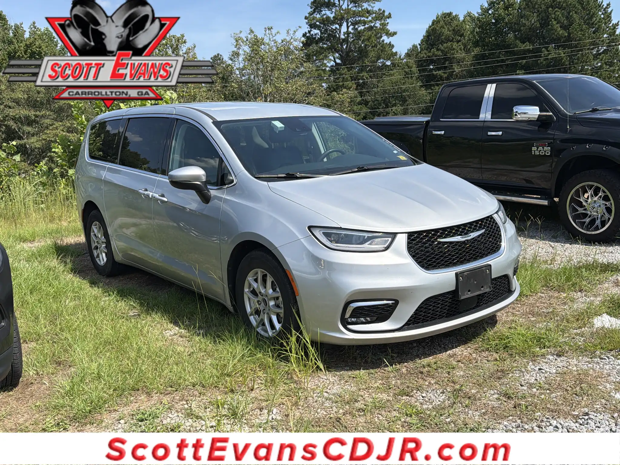 2023 Chrysler Pacifica Touring L's photo