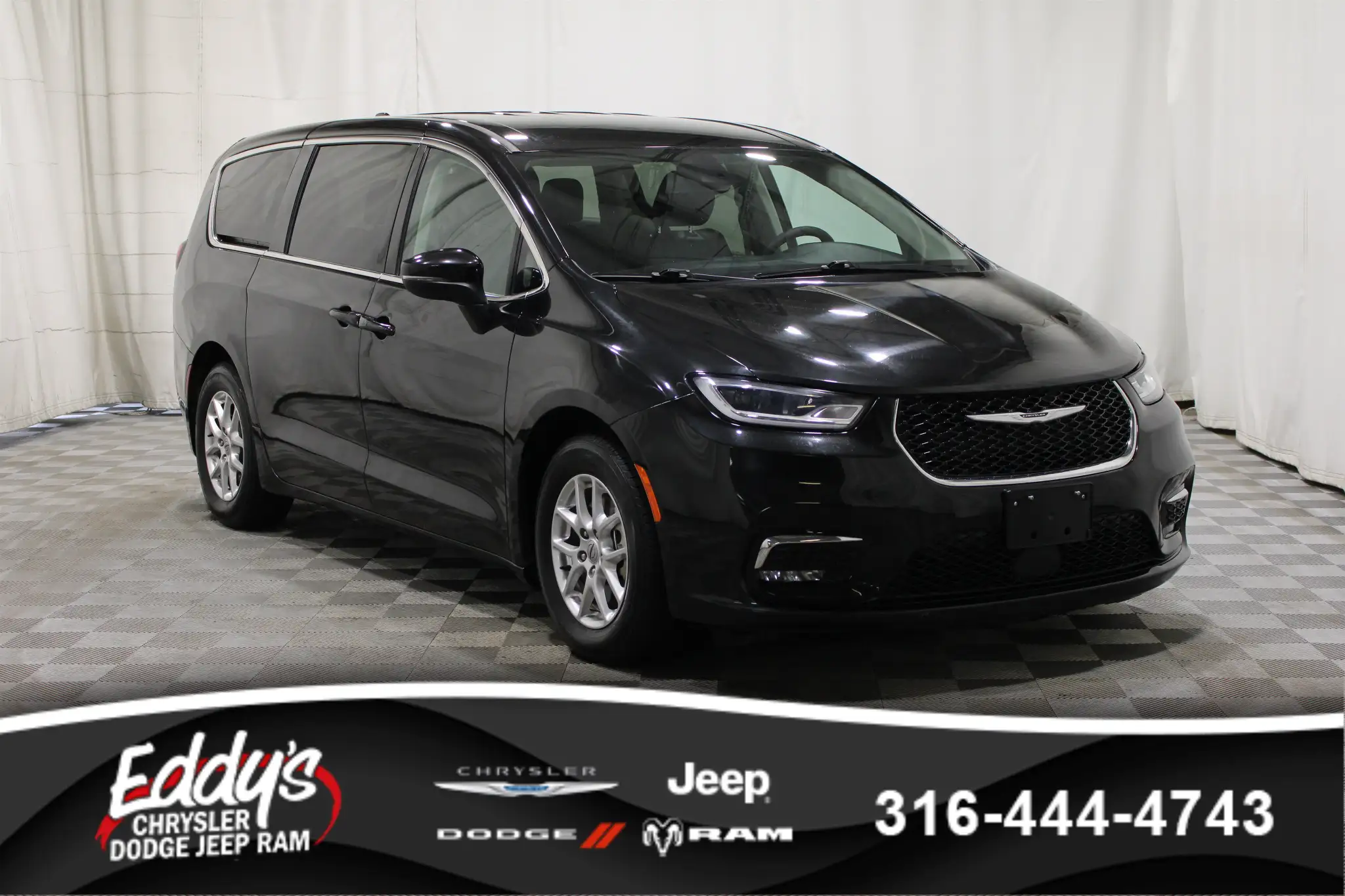 2023 Chrysler Pacifica Touring L's photo