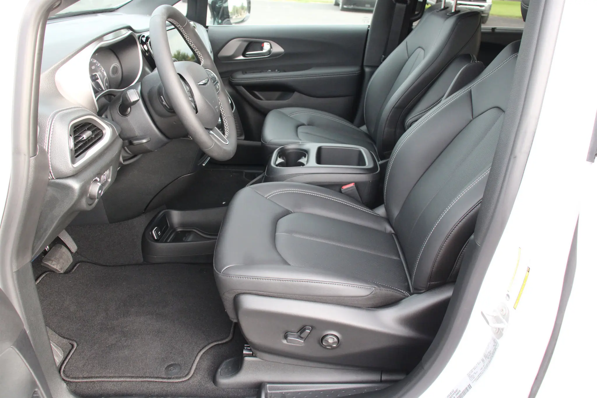 2026 Chrysler Pacifica Select AWD photo 3