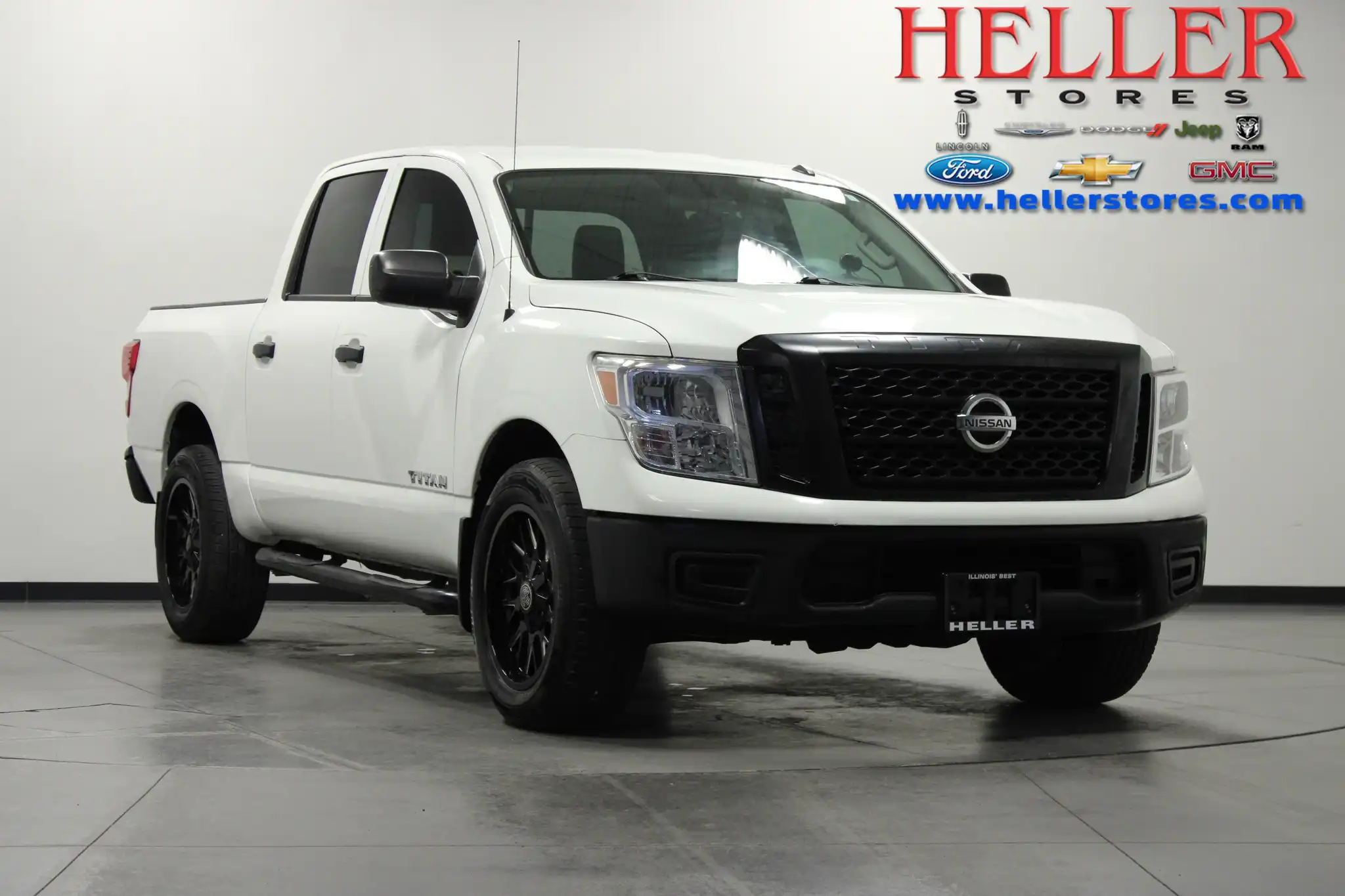 2019 Nissan Titan S 4WD Crew Cab's photo