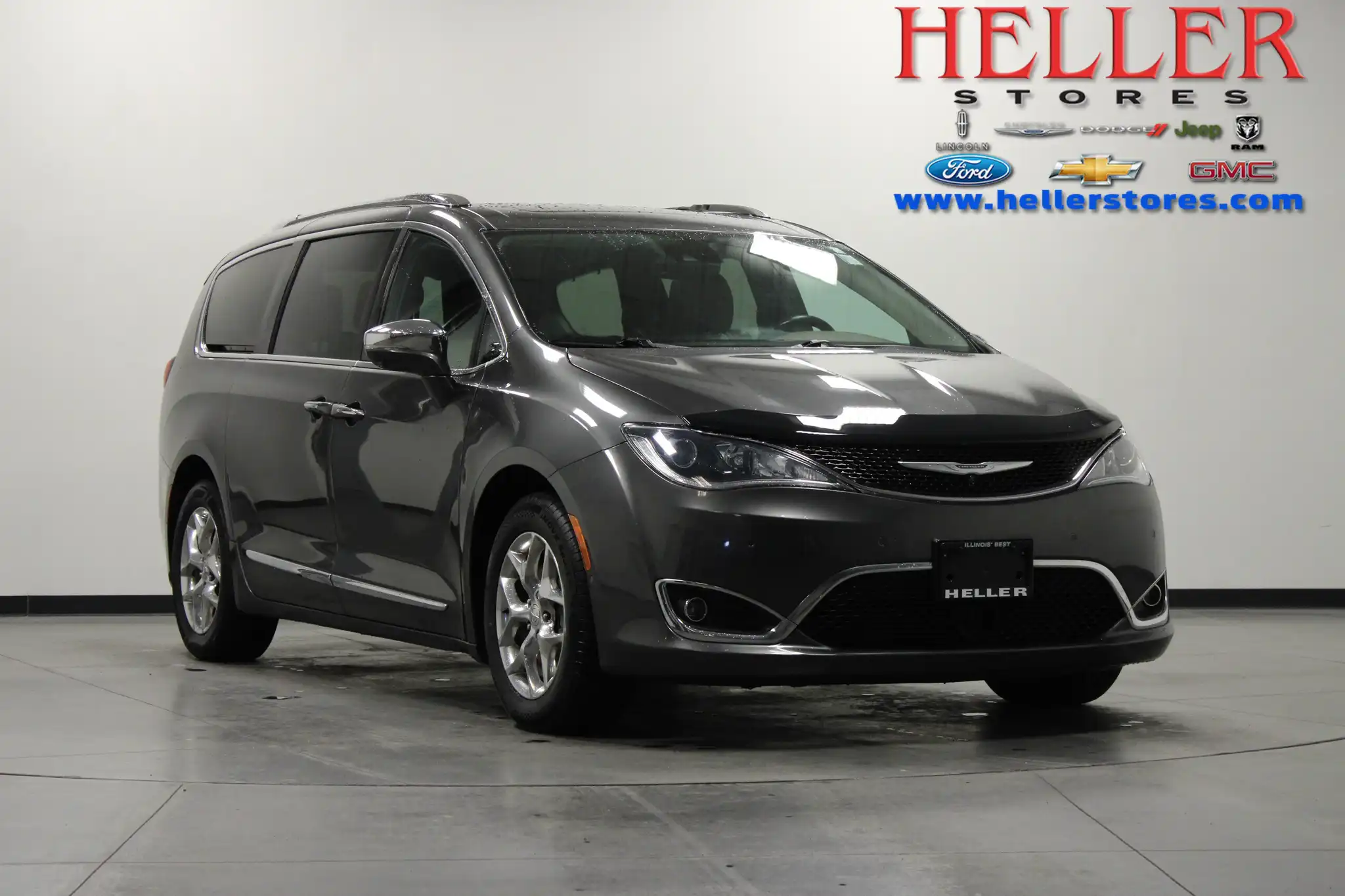 2017 Chrysler Pacifica Limited's photo