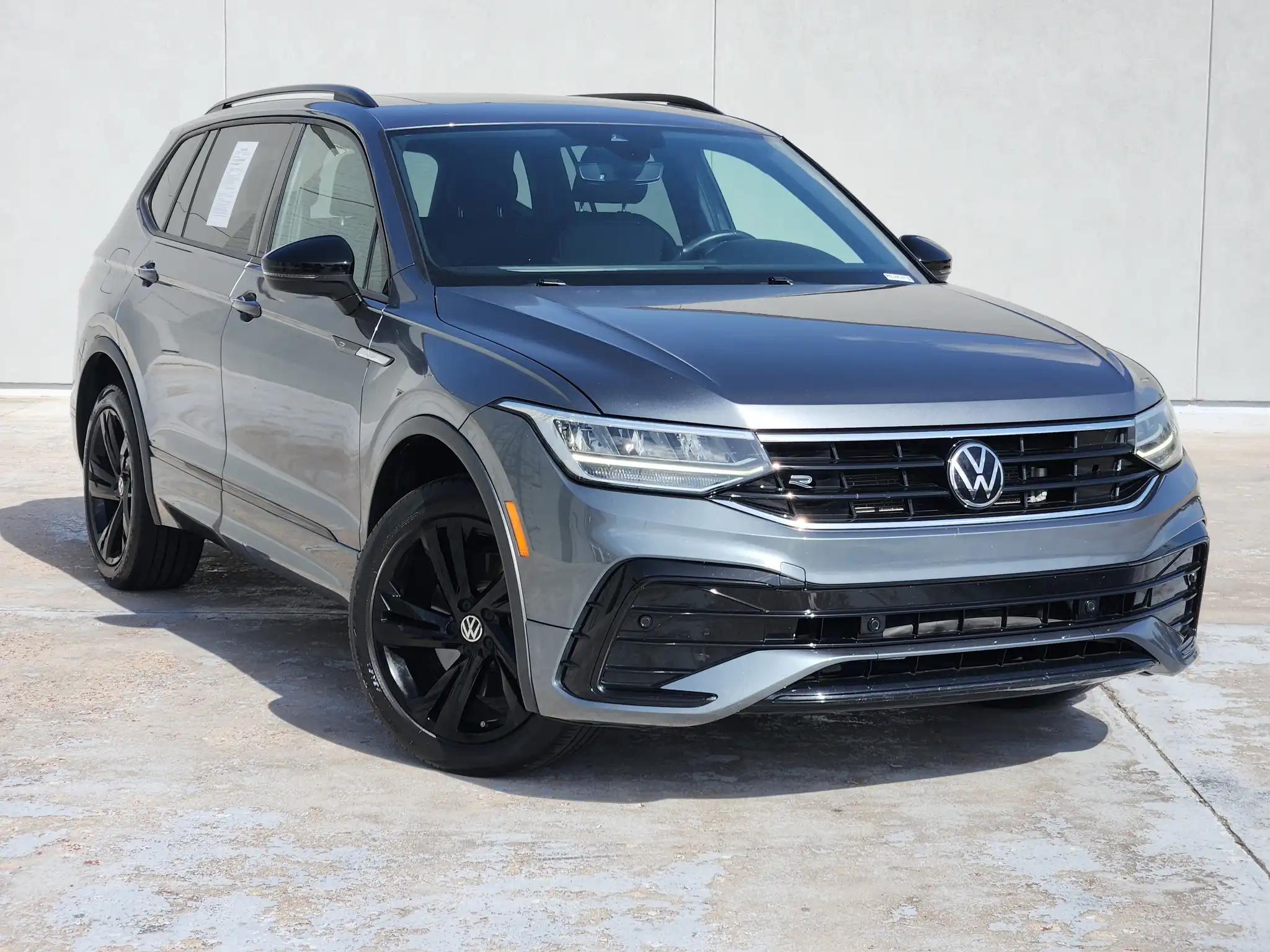 2023 Volkswagen Tiguan 2.0T SE R-Line Black's photo
