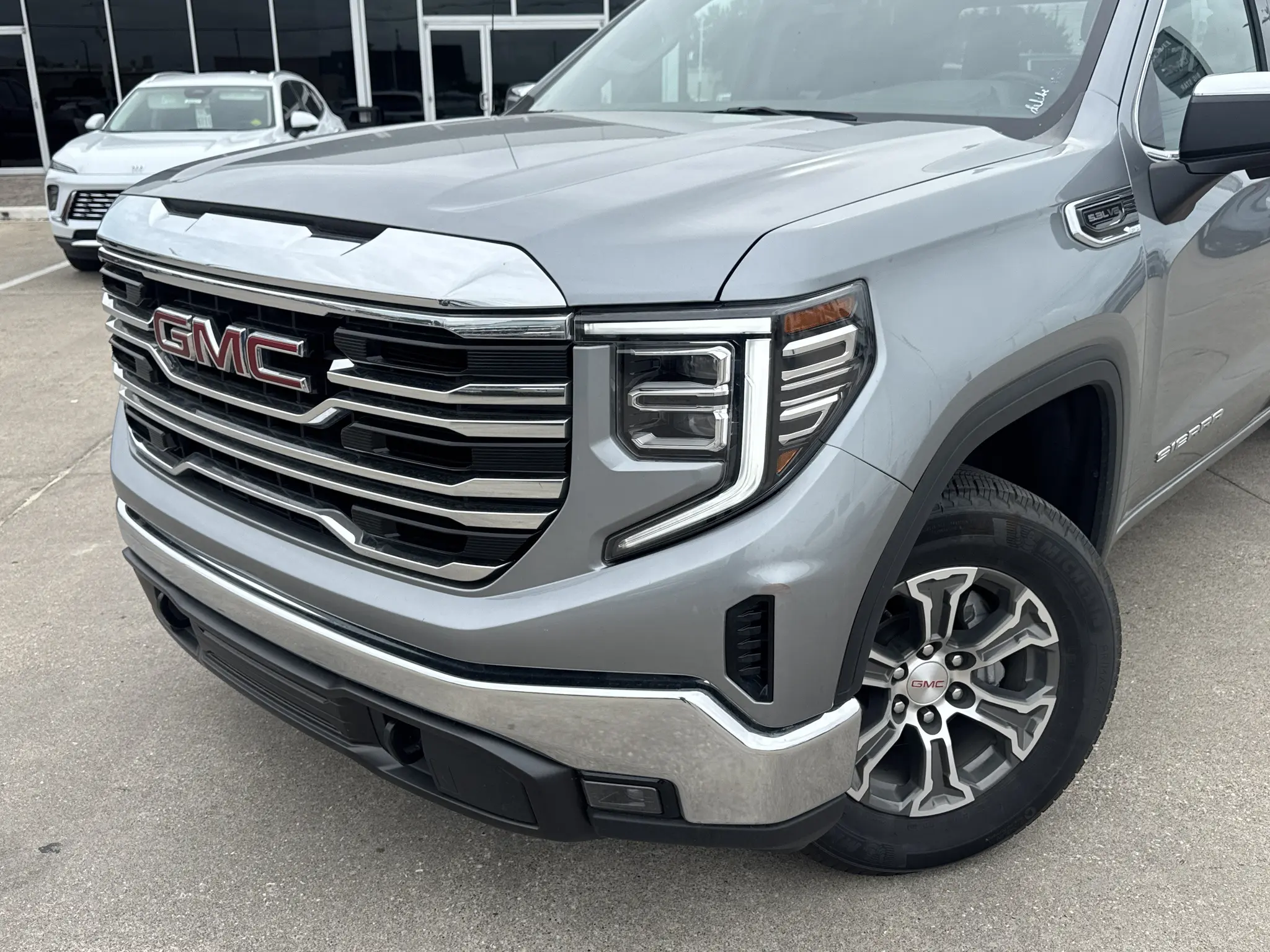 2026 GMC Sierra SLT 2WD Crew Cab Short Box photo 3