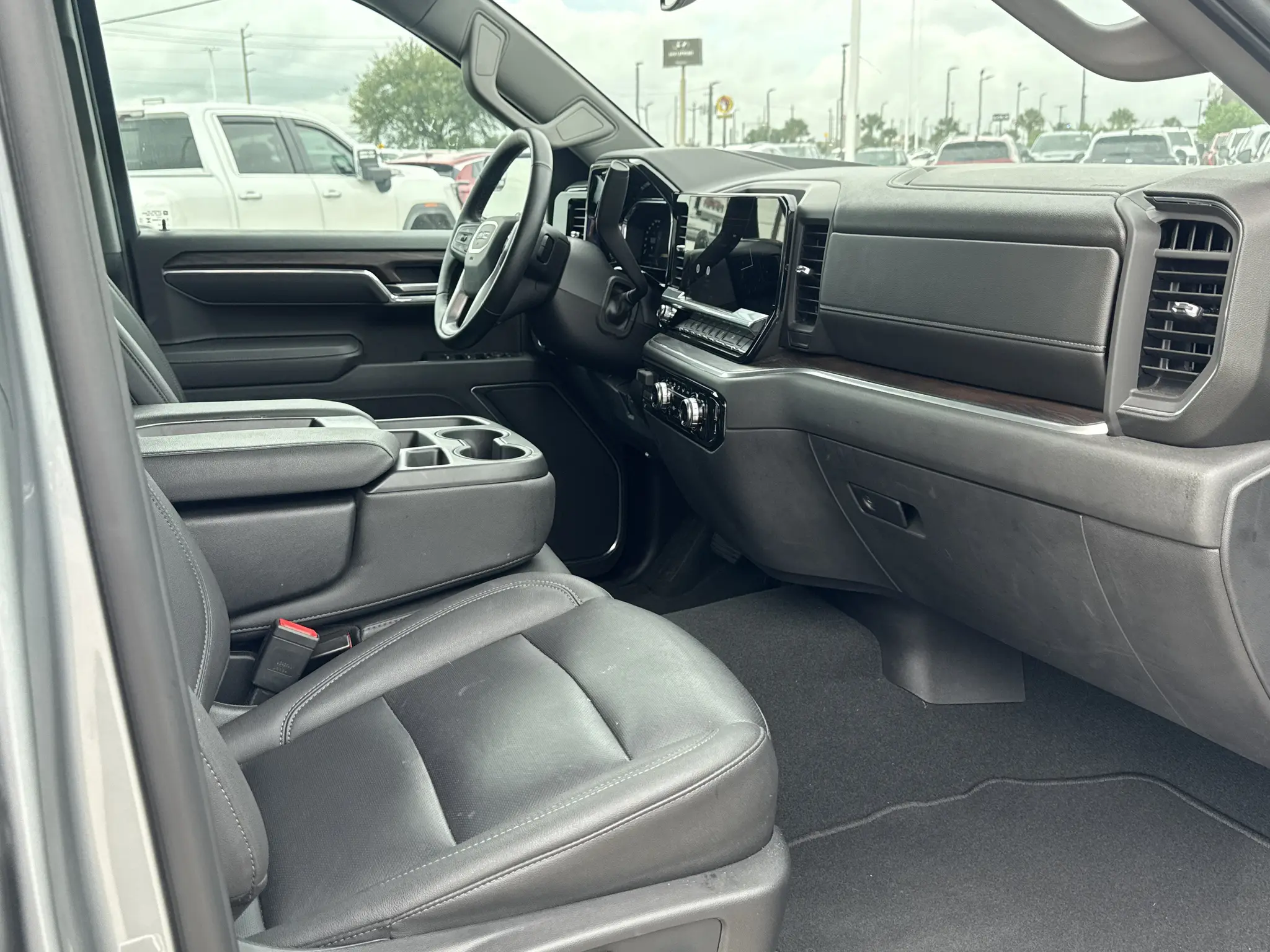 2026 GMC Sierra SLT 2WD Crew Cab Short Box photo 4