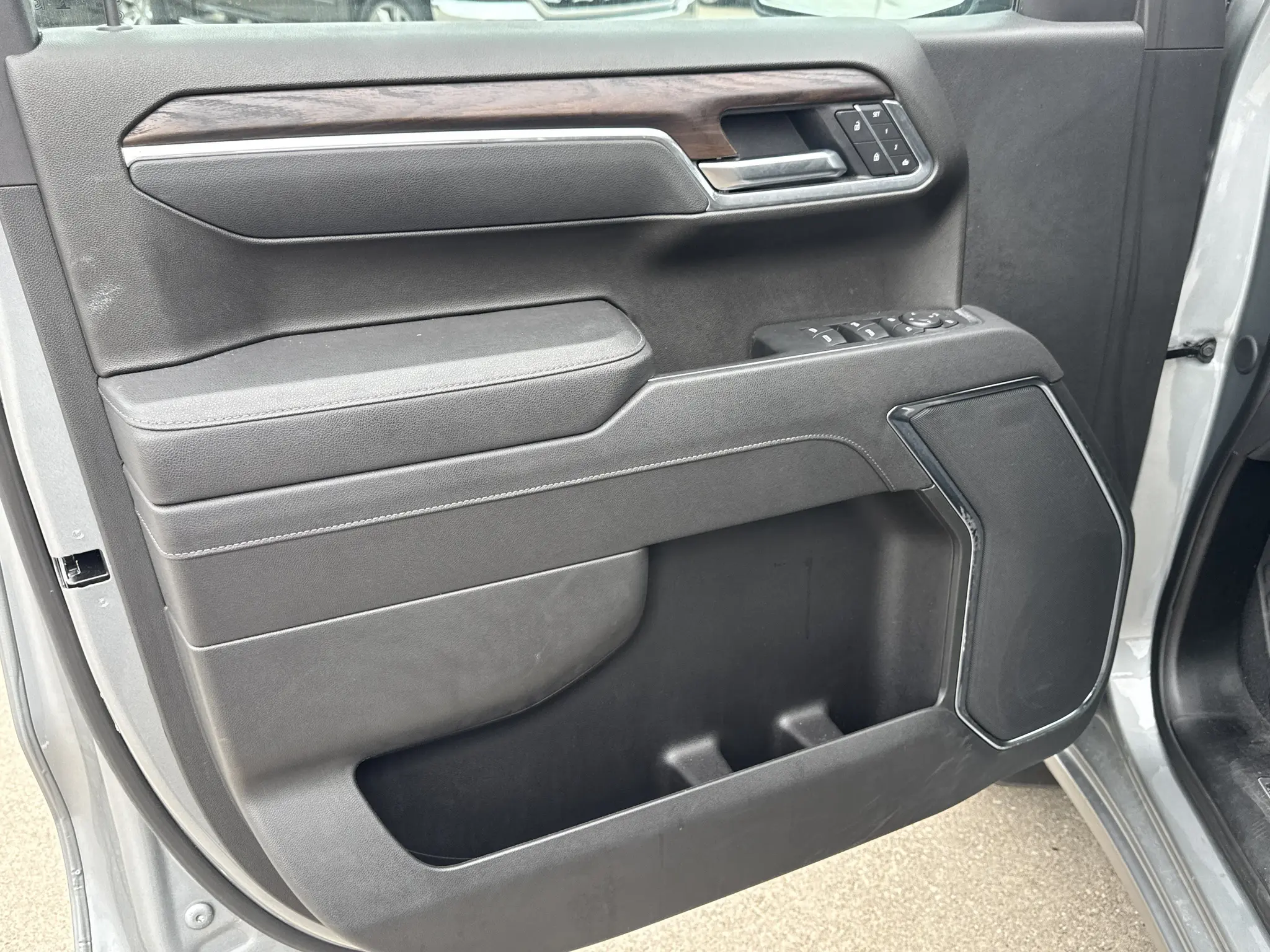 2026 GMC Sierra SLT 2WD Crew Cab Short Box photo 5