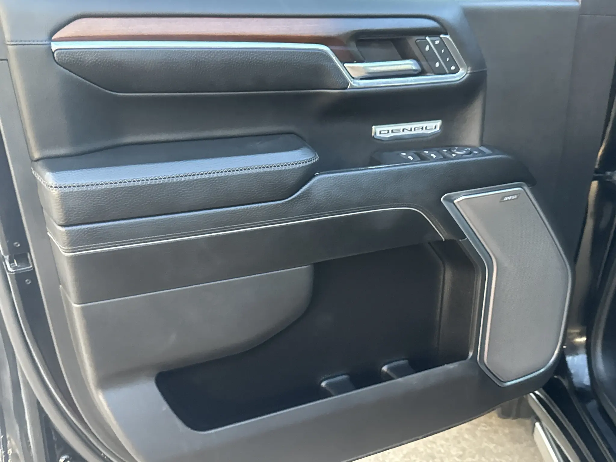 2024 GMC Sierra Denali 2WD Crew Cab Short Box photo 3