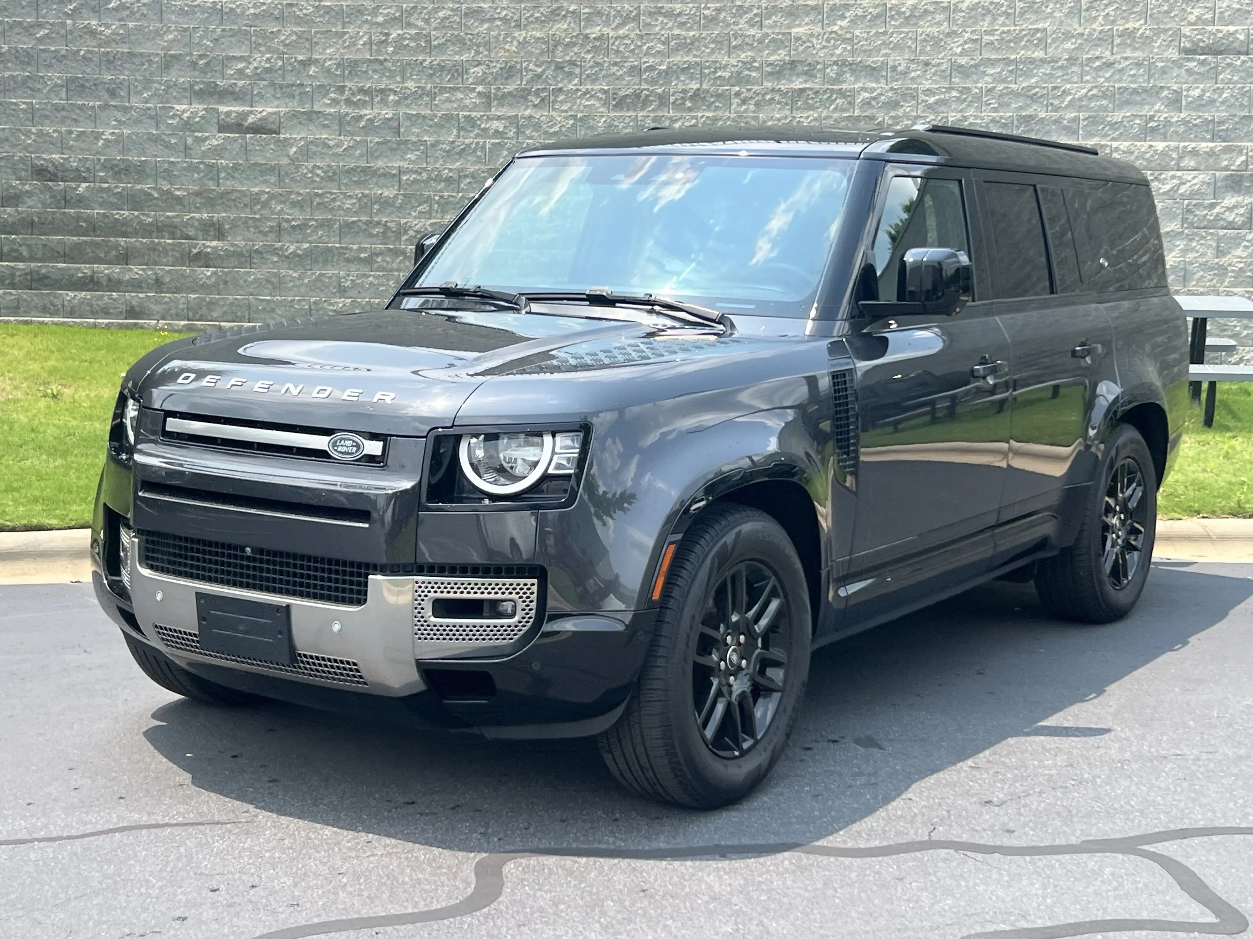 2023 Land Rover Defender S's photo