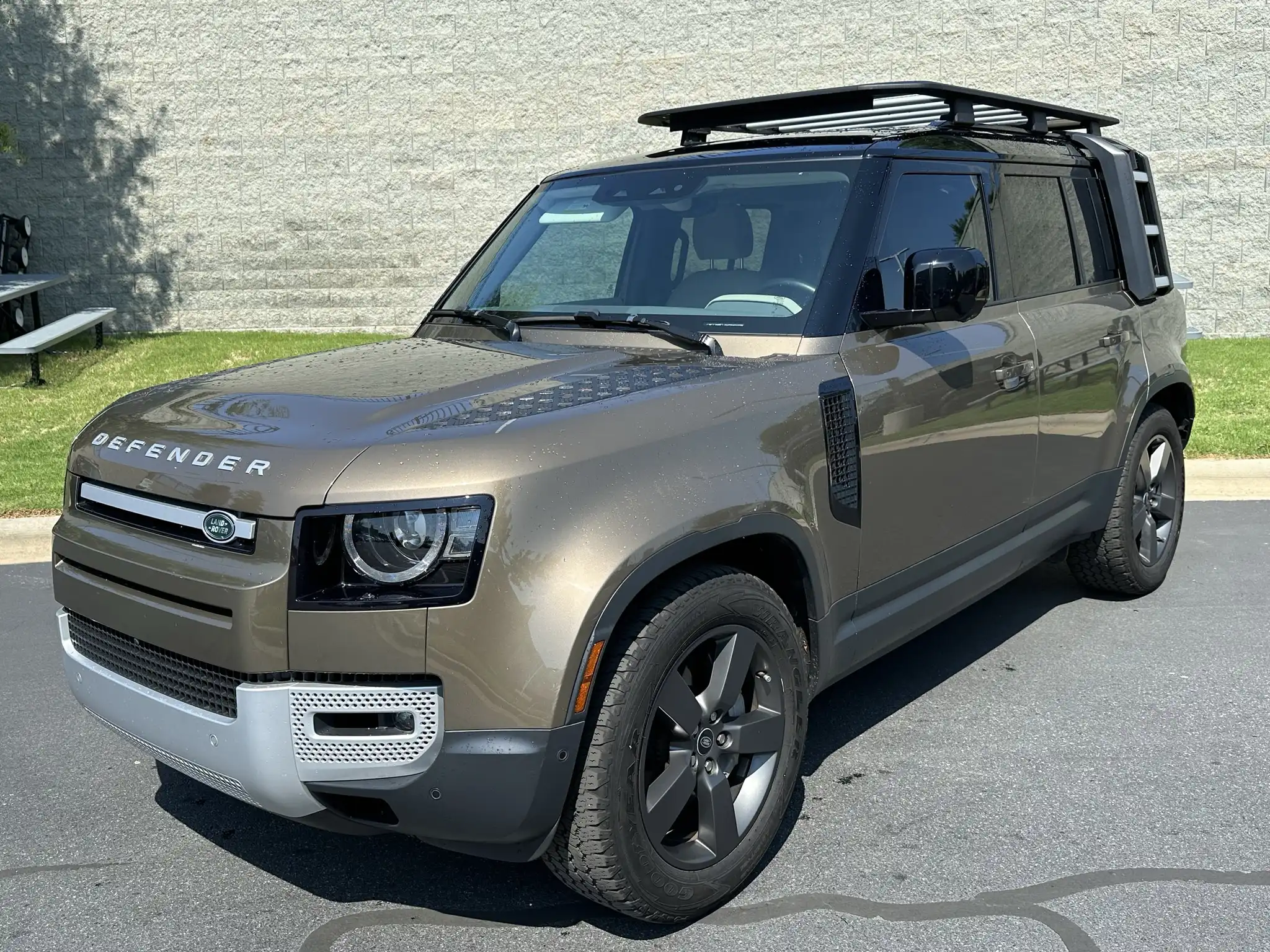 2023 Land Rover Defender SE's photo