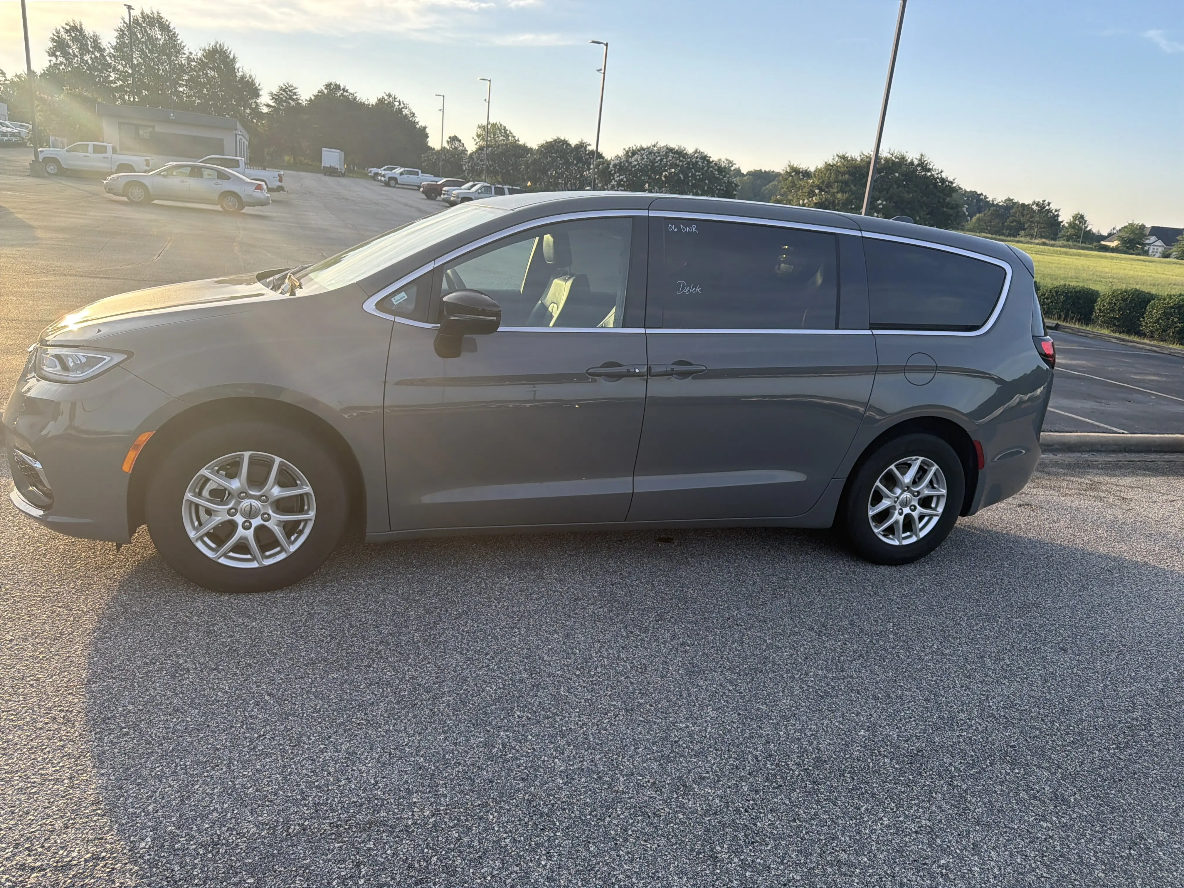 2025 Chrysler Pacifica Select photo 5