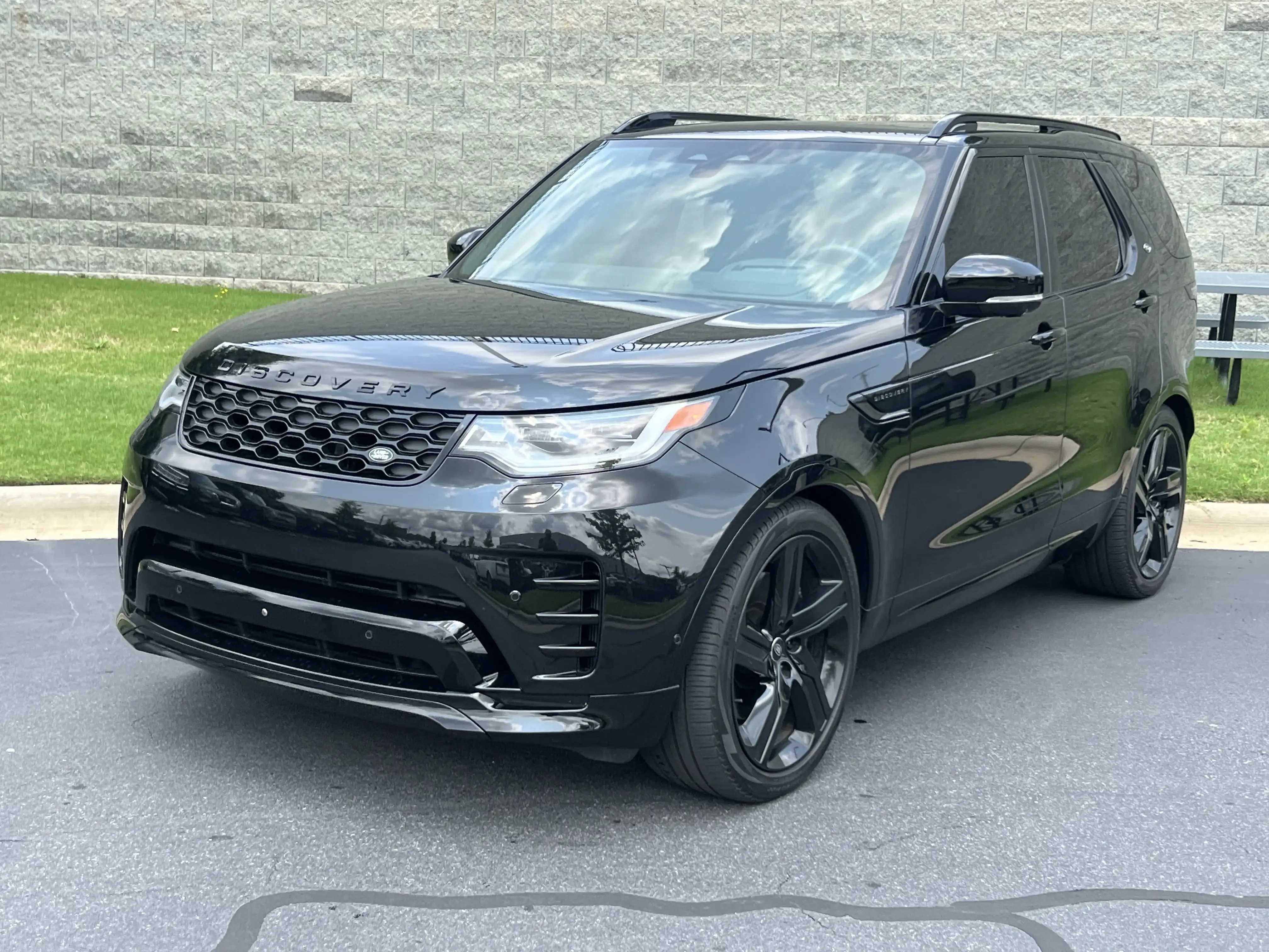 2024 Land Rover Discovery P360 Dynamic SE's photo