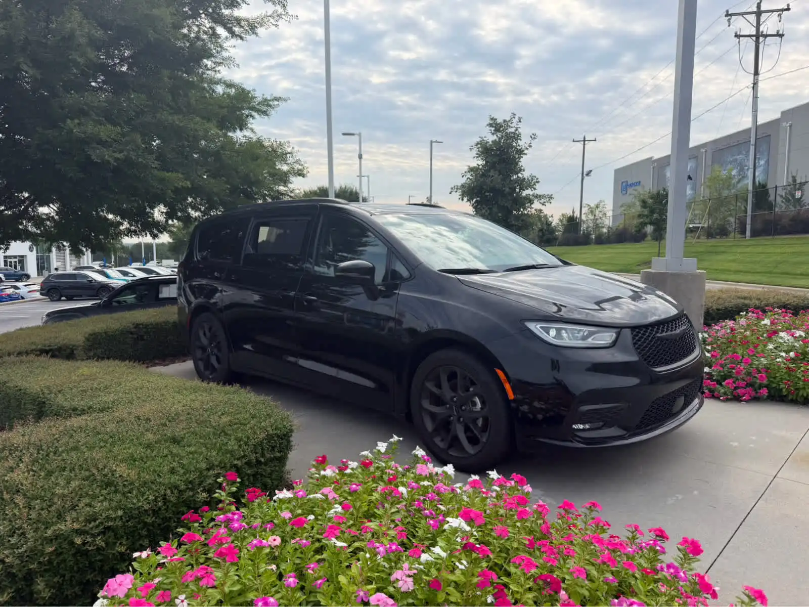 2025 Chrysler Pacifica Limited's photo