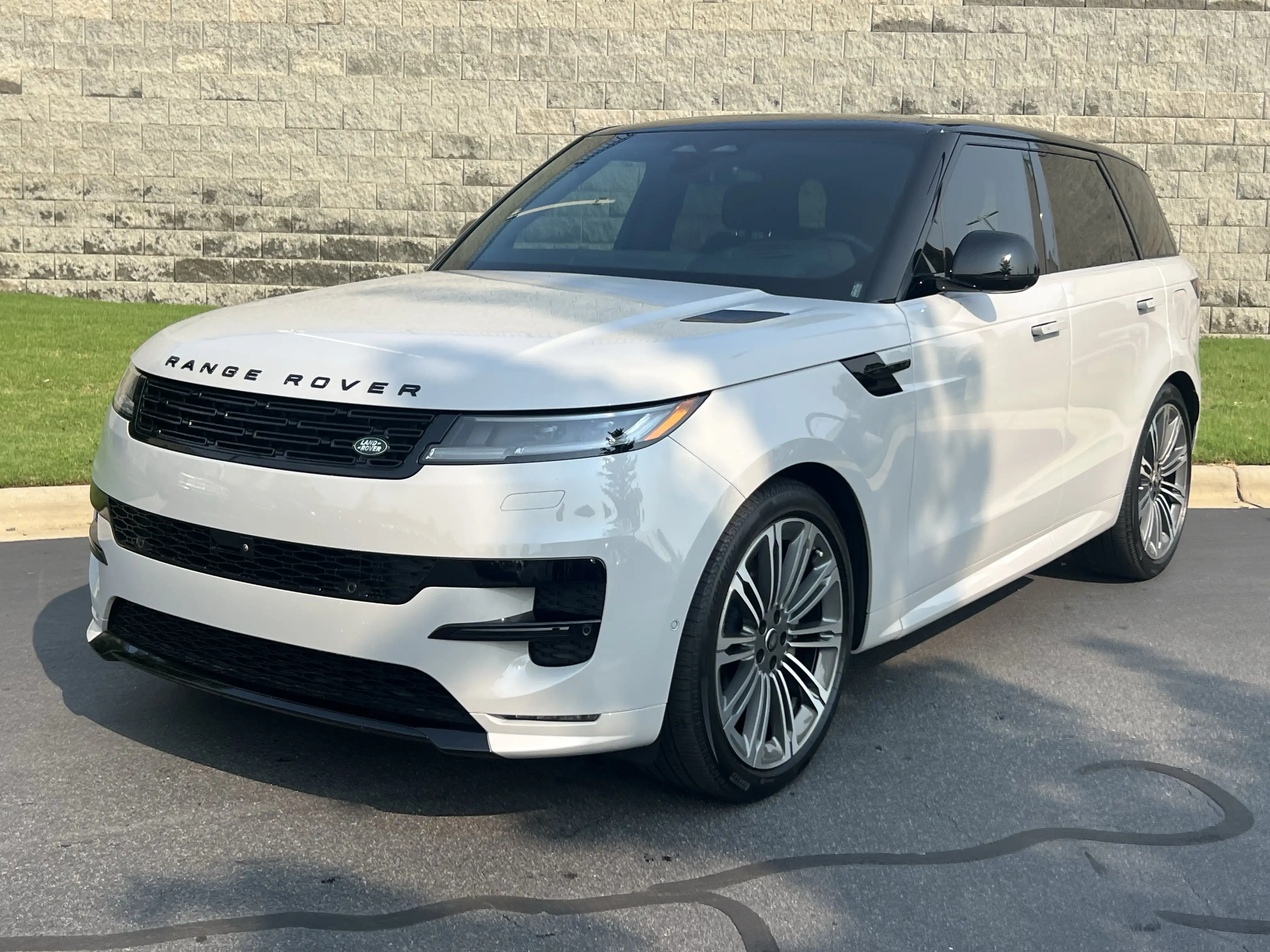 2025 Land Rover Range Rover Sport P460e PHEV Dynamic SE's photo