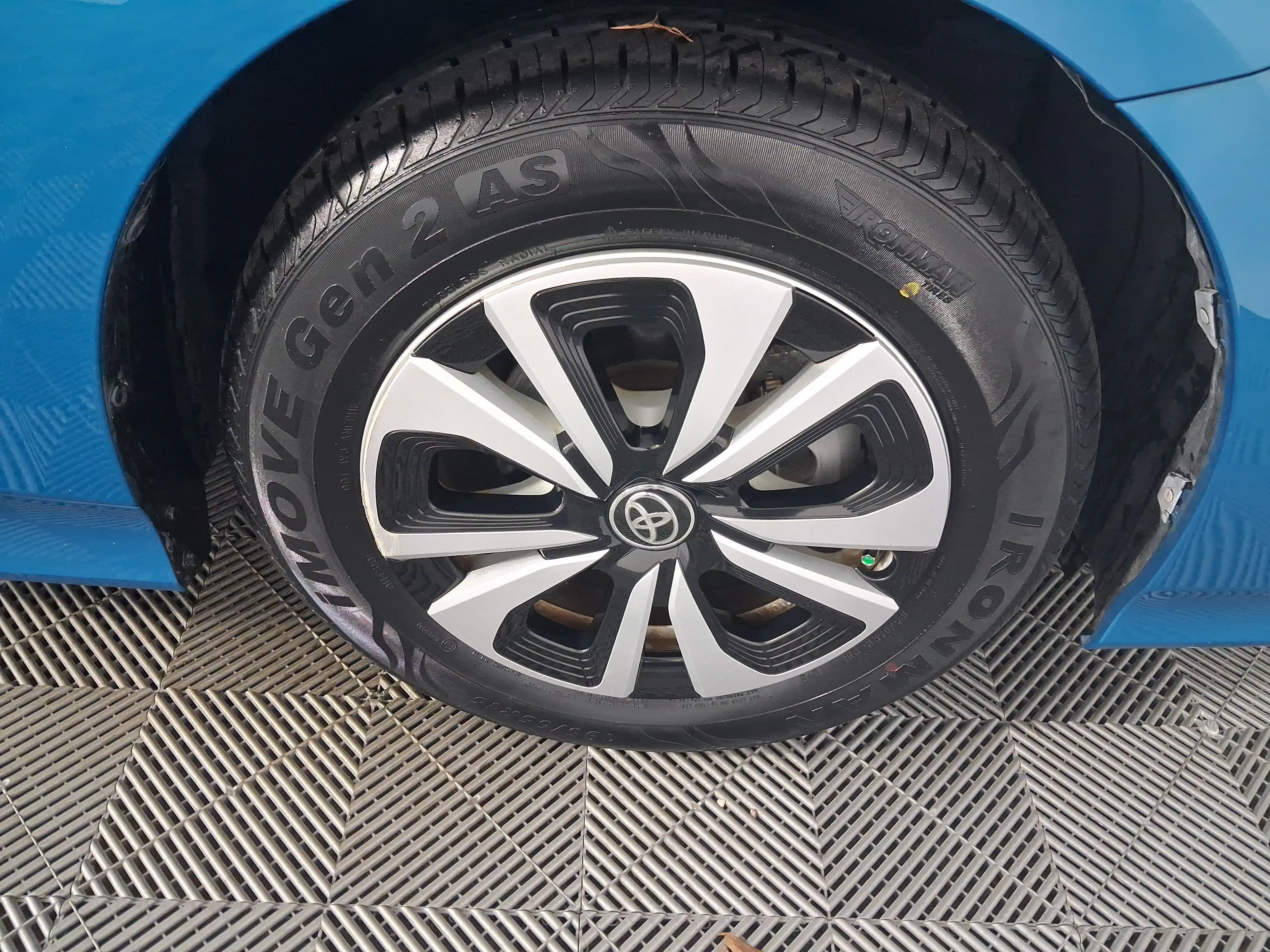 2017 Toyota Prius Prime Premium's photo