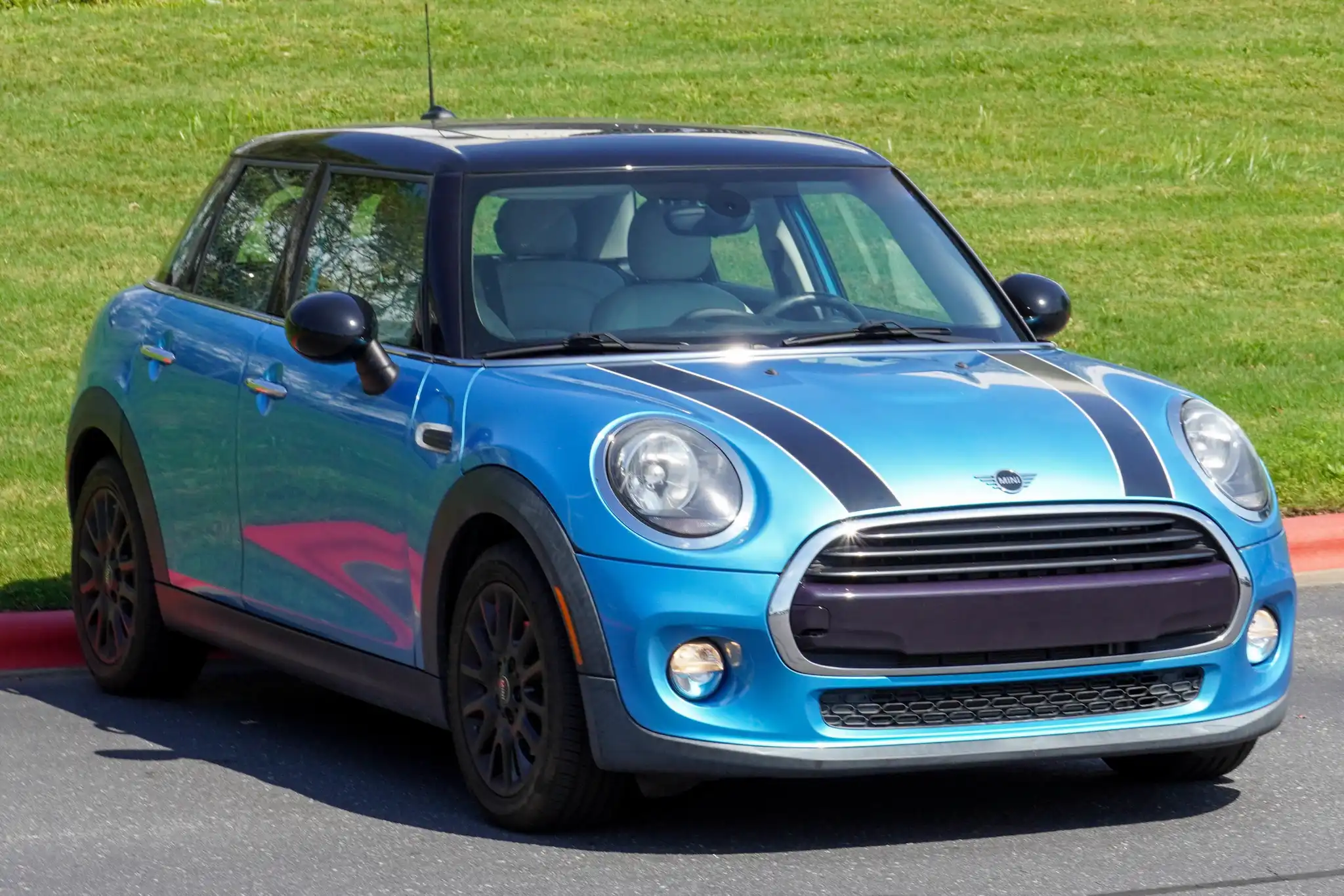 2019 MINI Hardtop Cooper Signature's photo