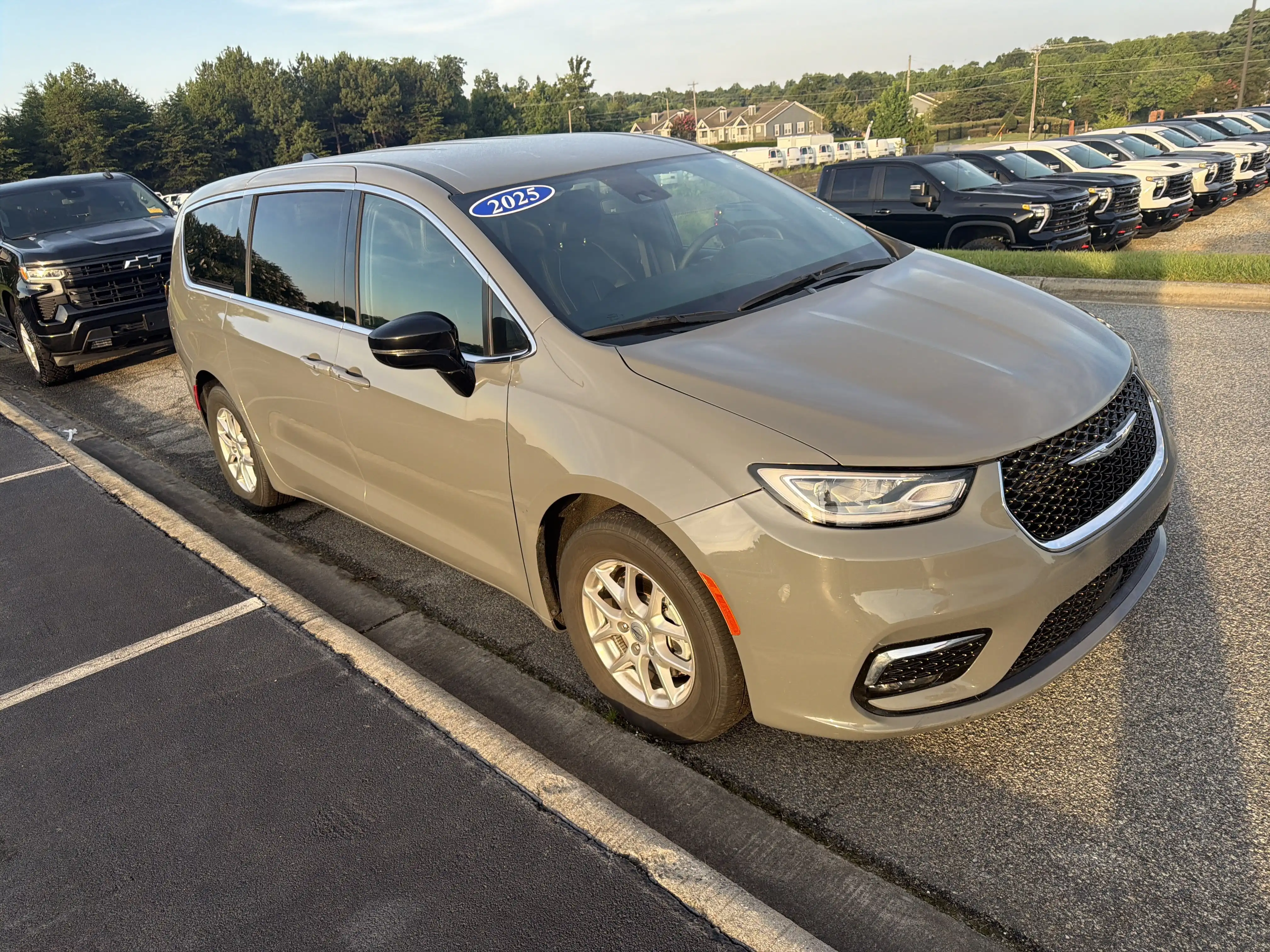 2025 Chrysler Pacifica Select's photo