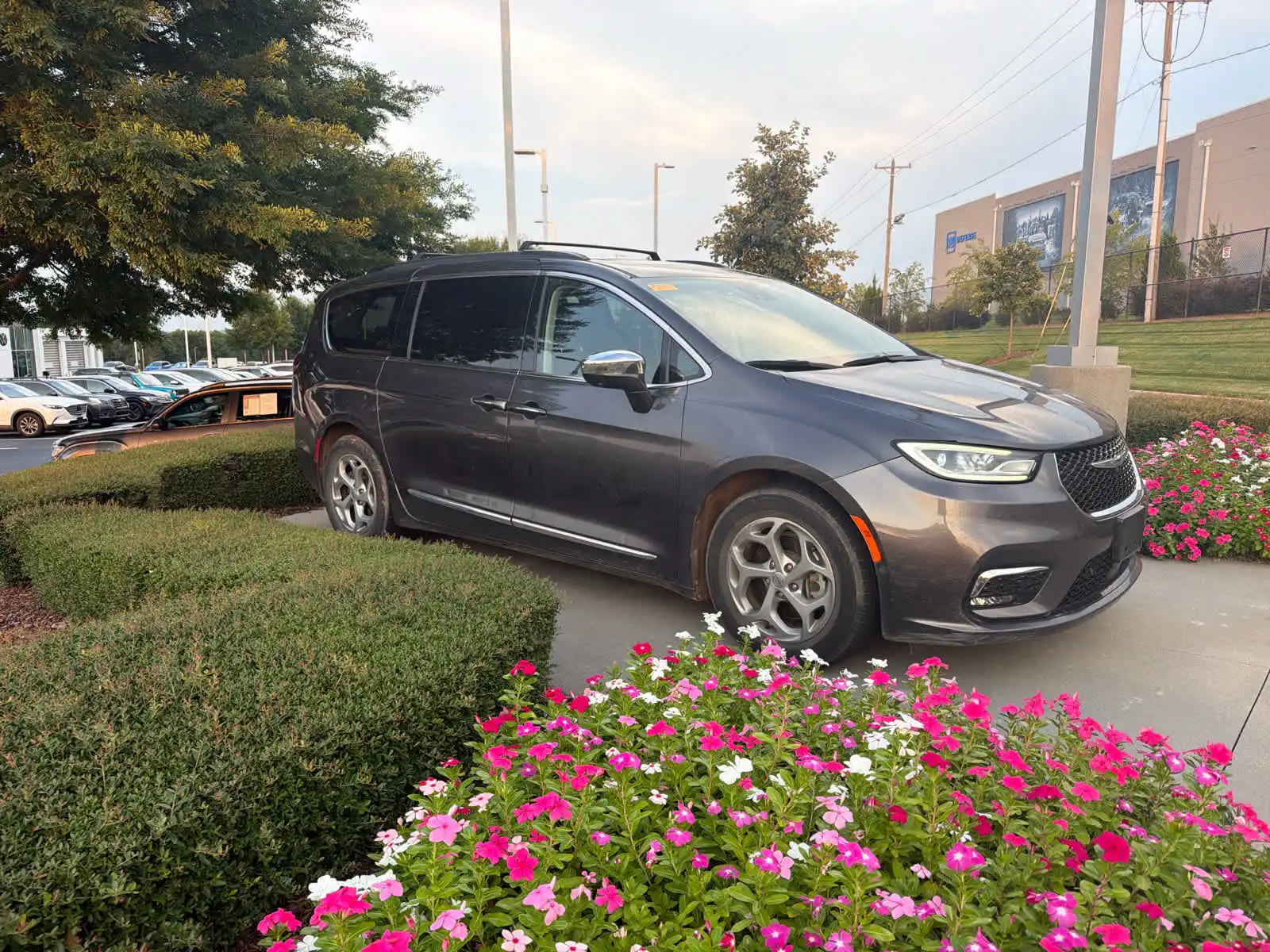 2022 Chrysler Pacifica Limited's photo