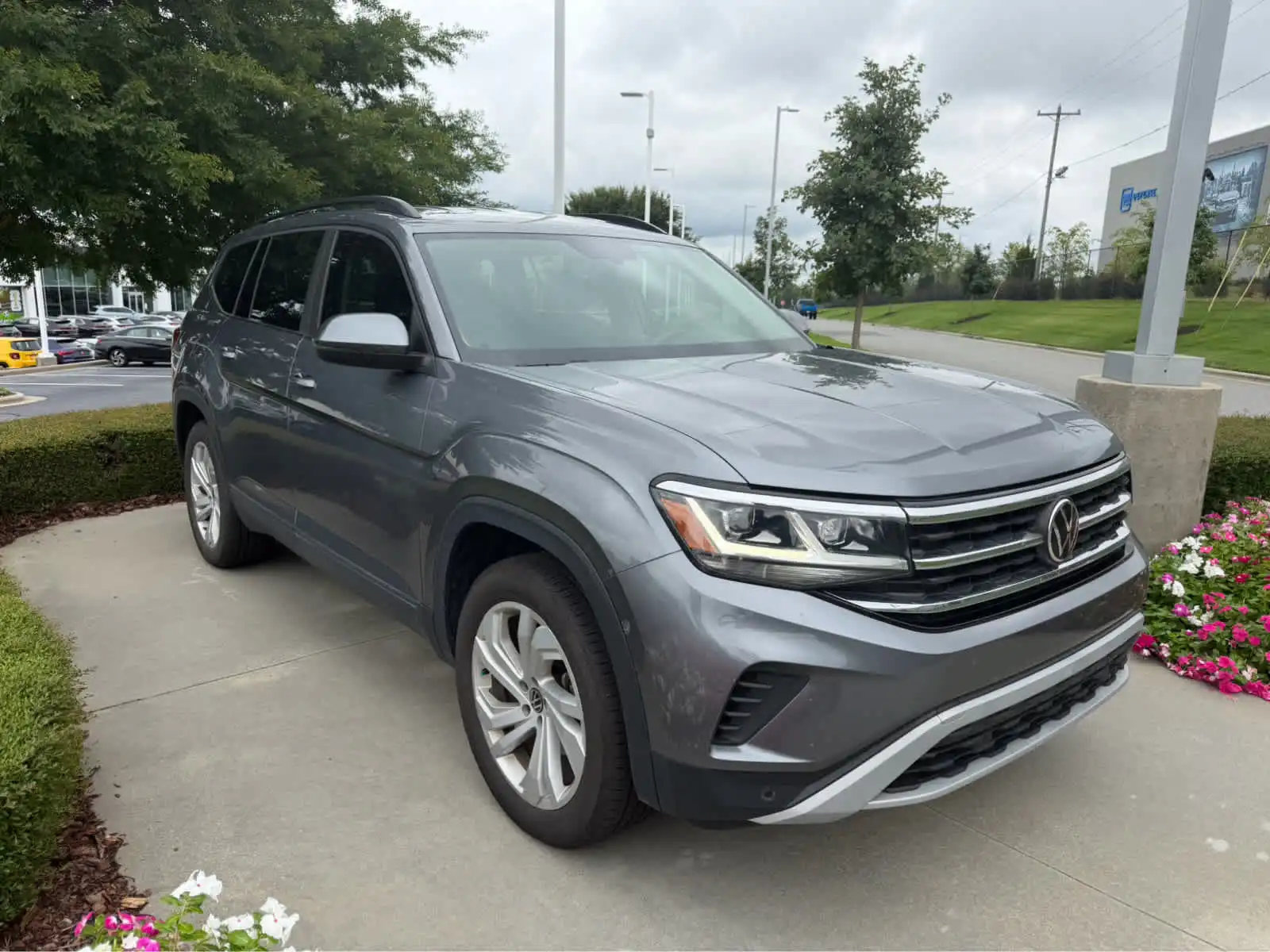 2023 Volkswagen Atlas 3.6L SE w/Tech 4MOTION's photo