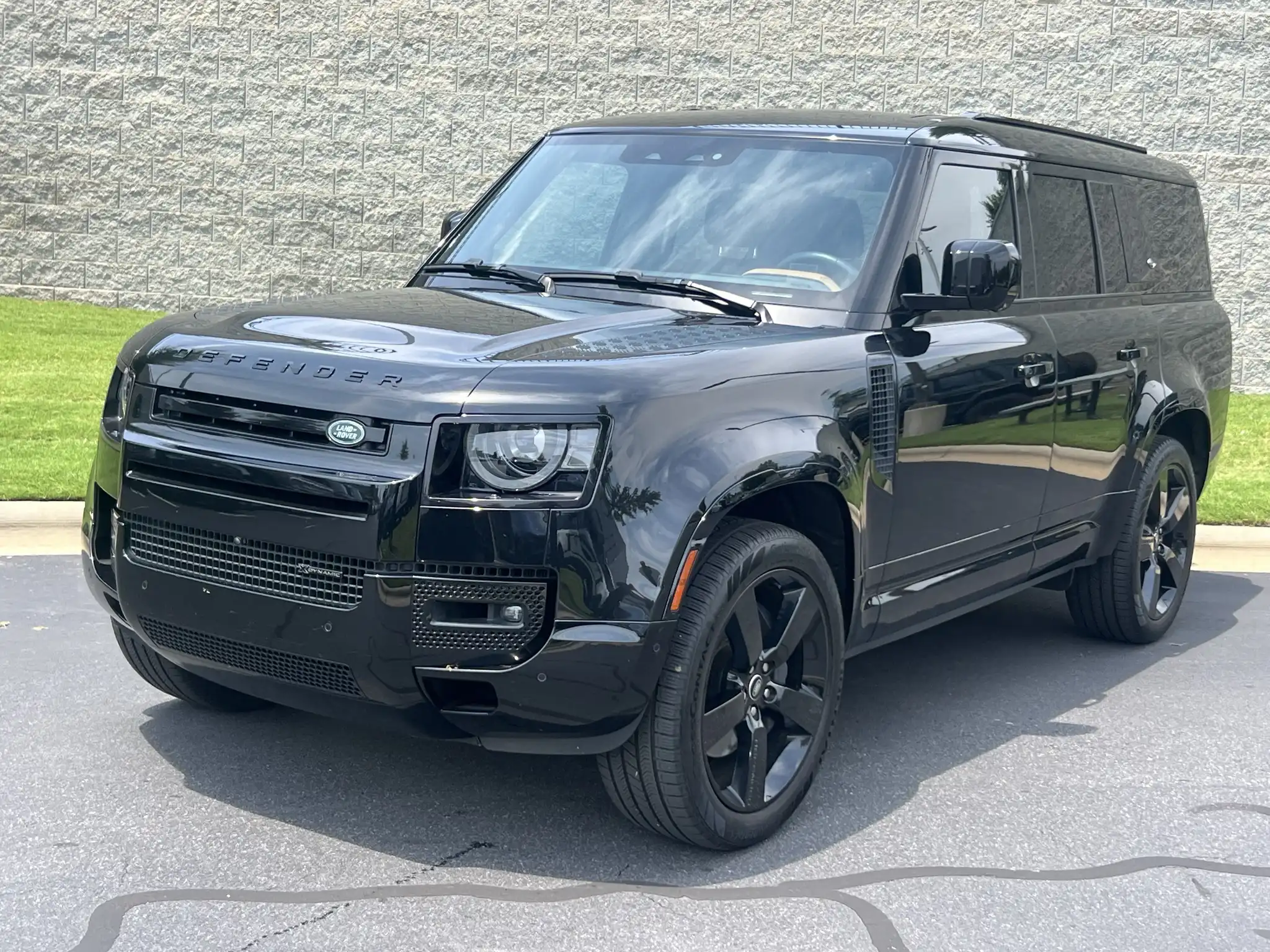2023 Land Rover Defender X-Dynamic SE's photo